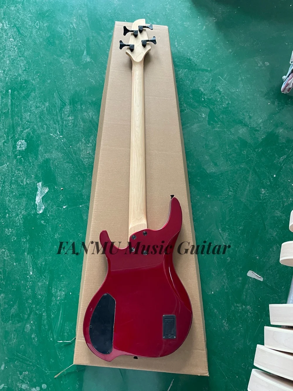 4 string metallic red bass, DingW bass solid wood body, single bridge, active battery case, maple neck, customizable
4 string metallic red bass, DingW bass solid wood body, single bridge, active battery case, maple neck, customizable