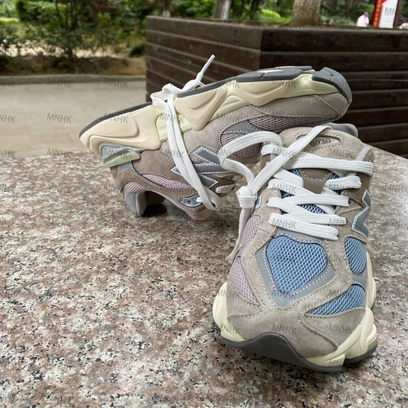 The 9060 model of the N series sports shoes adopts a classic design style and is perfectly integrated into the modern trend.
The 9060 model of the N series sports shoes adopts a classic design style and is perfectly integrated into the modern trend.