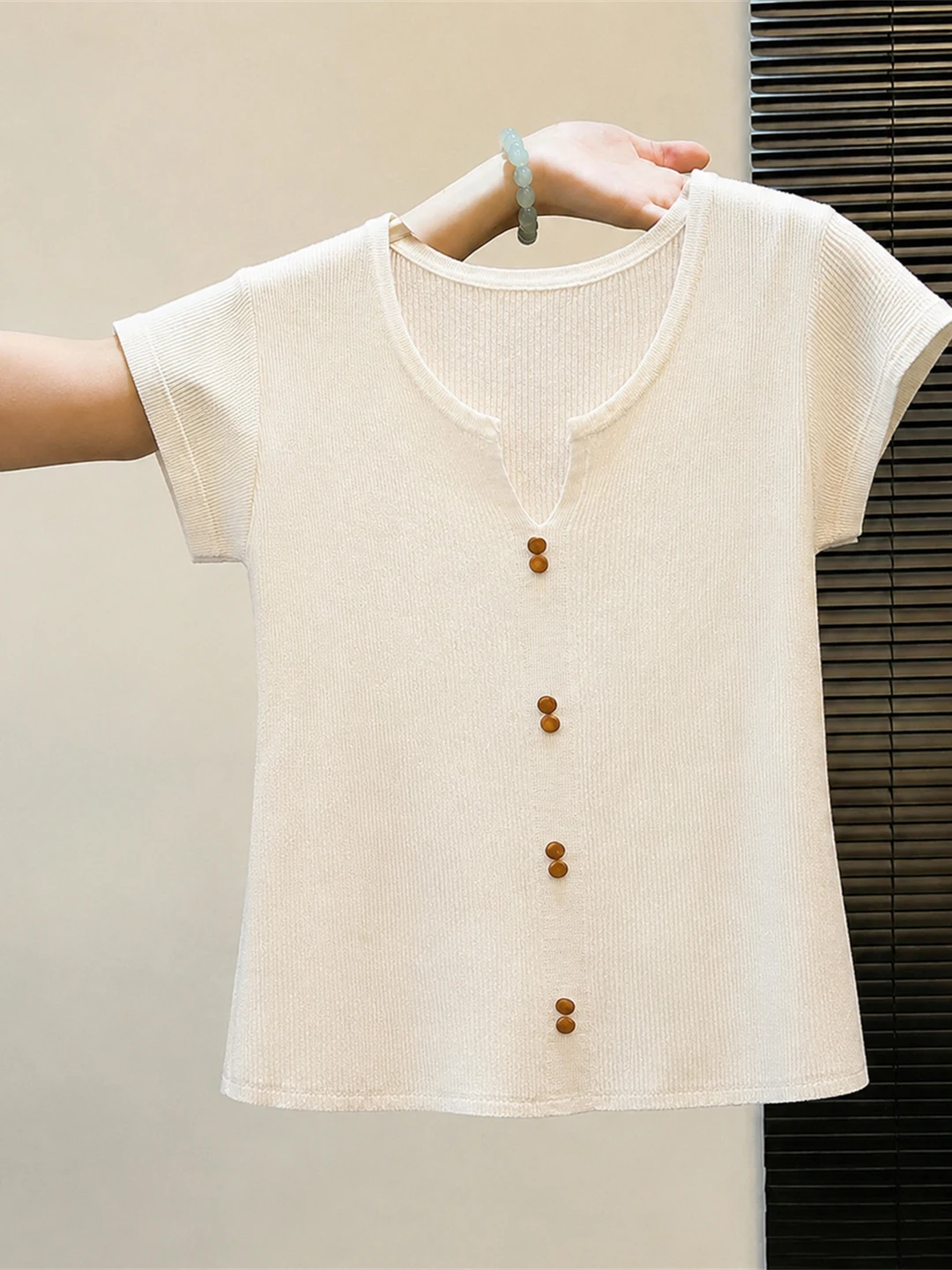 Korean Style Commuter Soft Knitted Short Sleeve Overhead Casual Top Summer 2026 Silk Blend Straight Cut Fashionable T-Shirt
Korean Style Commuter Soft Knitted Short Sleeve Overhead Casual Top Summer 2026 Silk Blend Straight Cut Fashionable T-Shirt