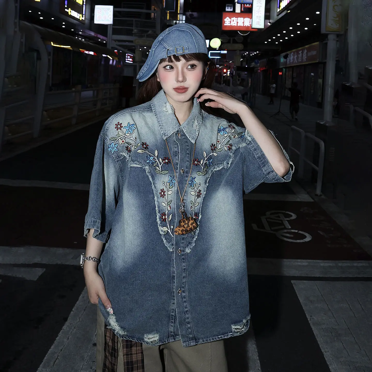 American Retro Trendy Old Shirt Men Women Spliced Embroidered Floral Short-Sleeved Personality Spring And Summer Denim Shirt
American Retro Trendy Old Shirt Men Women Spliced Embroidered Floral Short-Sleeved Personality Spring And Summer Denim Shirt