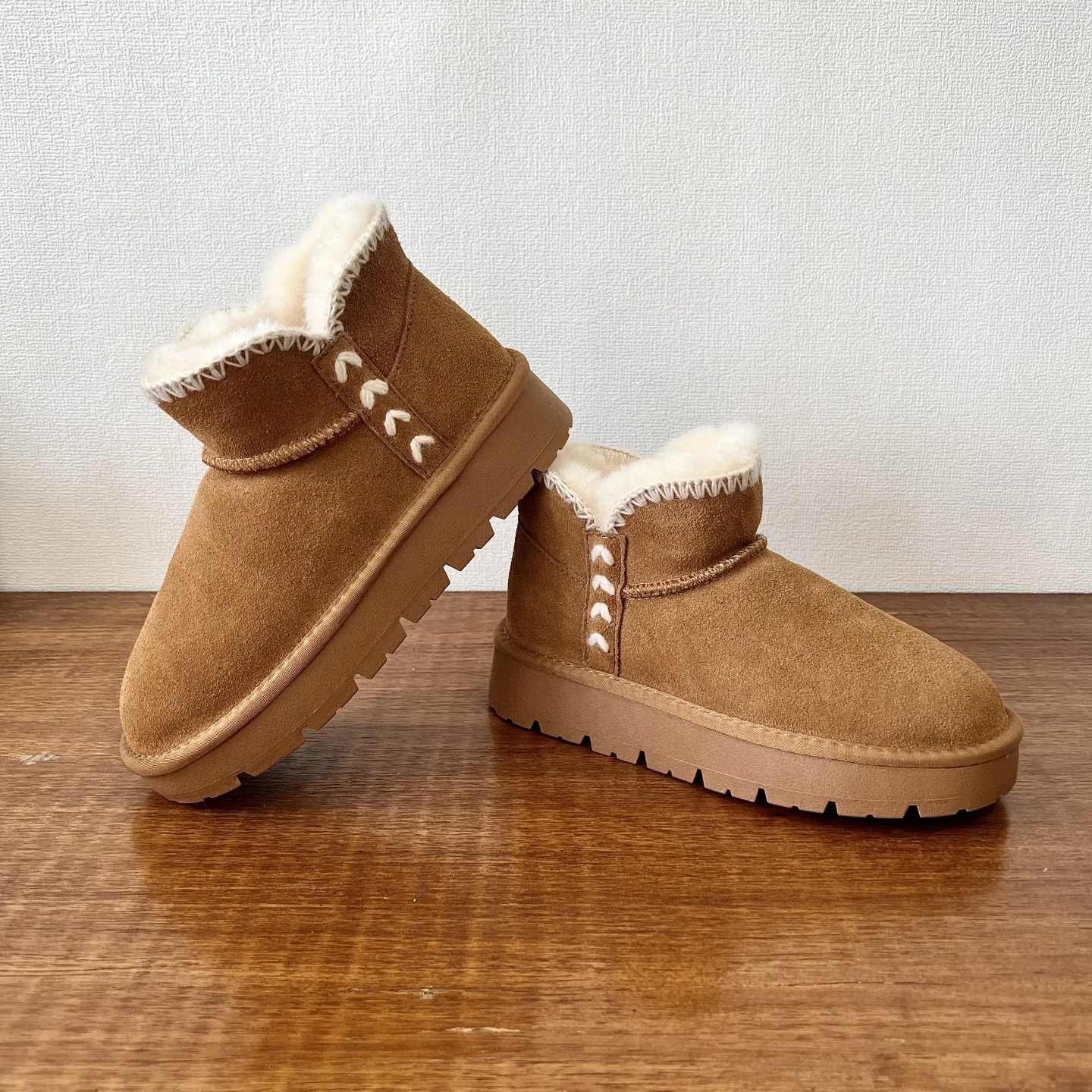 Теплые женские зимние ботинки в корейском стиле, на толстой подошве, с внутренней подкладкой из шерсти и кожи, на флисовой подкладке.
Теплые женские зимние ботинки в корейском стиле, на толстой подошве, с внутренней подкладкой из шерсти и кожи, на флисовой подкладке.