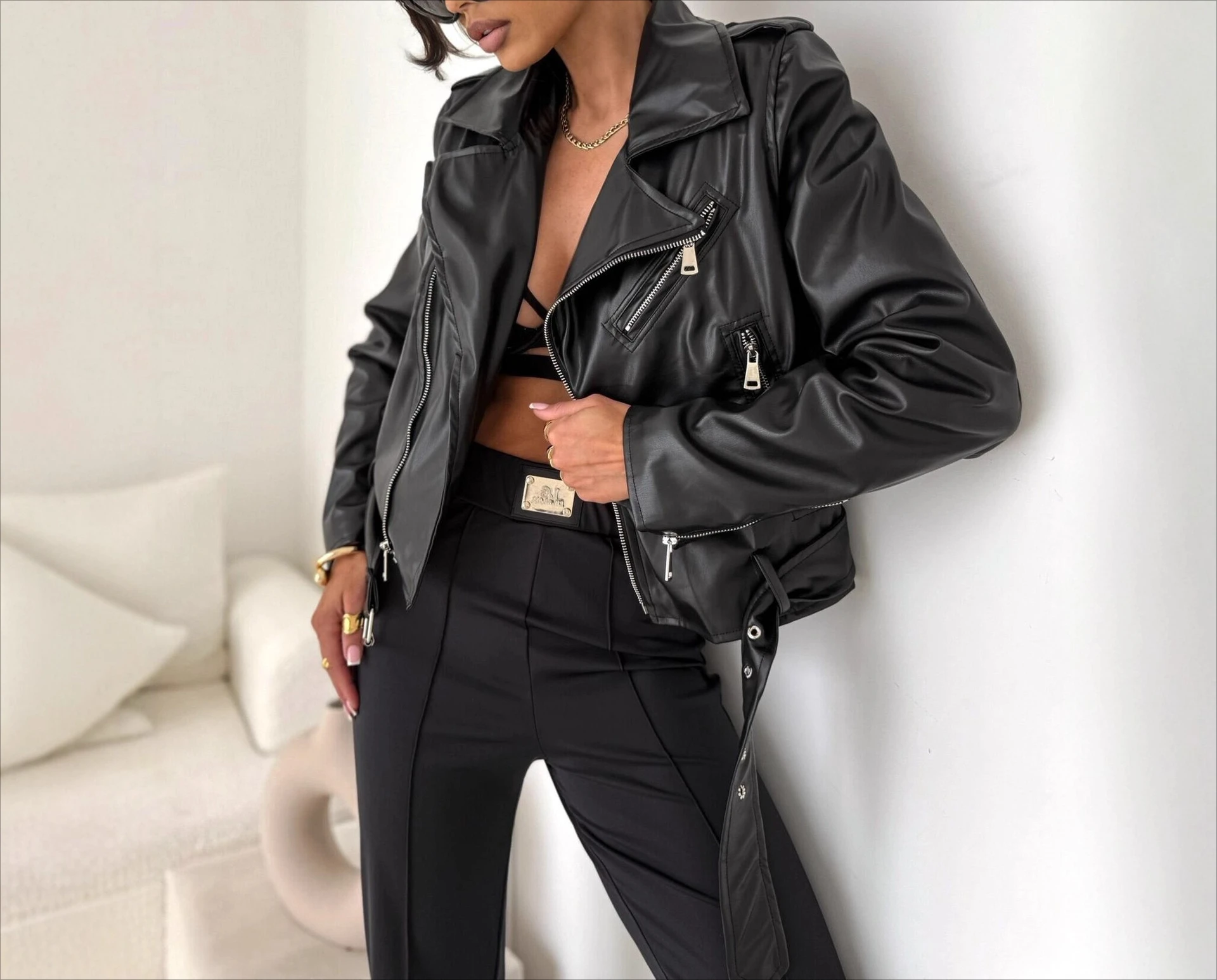 2025 Autumn and Winter Women's New Short PU Imitation Leather Jacket Top Zipper Jacket 
2025 Autumn and Winter Women's New Short PU Imitation Leather Jacket Top Zipper Jacket