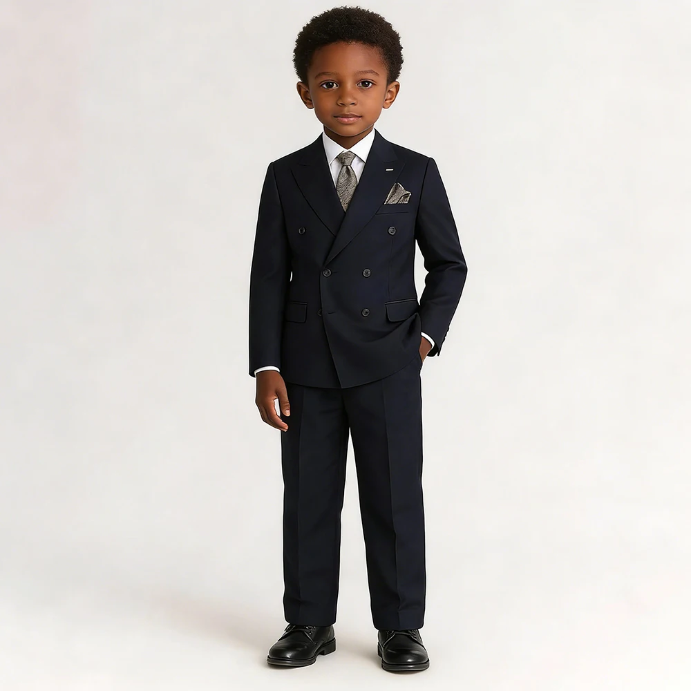 Индивидуальный пошив: высококачественный двубортный пиджак темно-синего цвета с острыми лацканами и брюки для мальчиков, модный детский костюм-двойка
Индивидуальный пошив: высококачественный двубортный пиджак темно-синего цвета с острыми лацканами и брюки для мальчиков, модный детский костюм-двойка