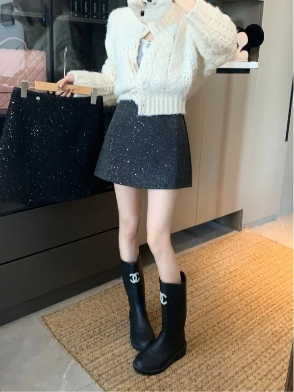 Блестящая юбка с высокой талией из шерстяной ткани для женщин: модный осенне-зимний образ, высокая эластичность, А-силуэт
Блестящая юбка с высокой талией из шерстяной ткани для женщин: модный осенне-зимний образ, высокая эластичность, А-силуэт