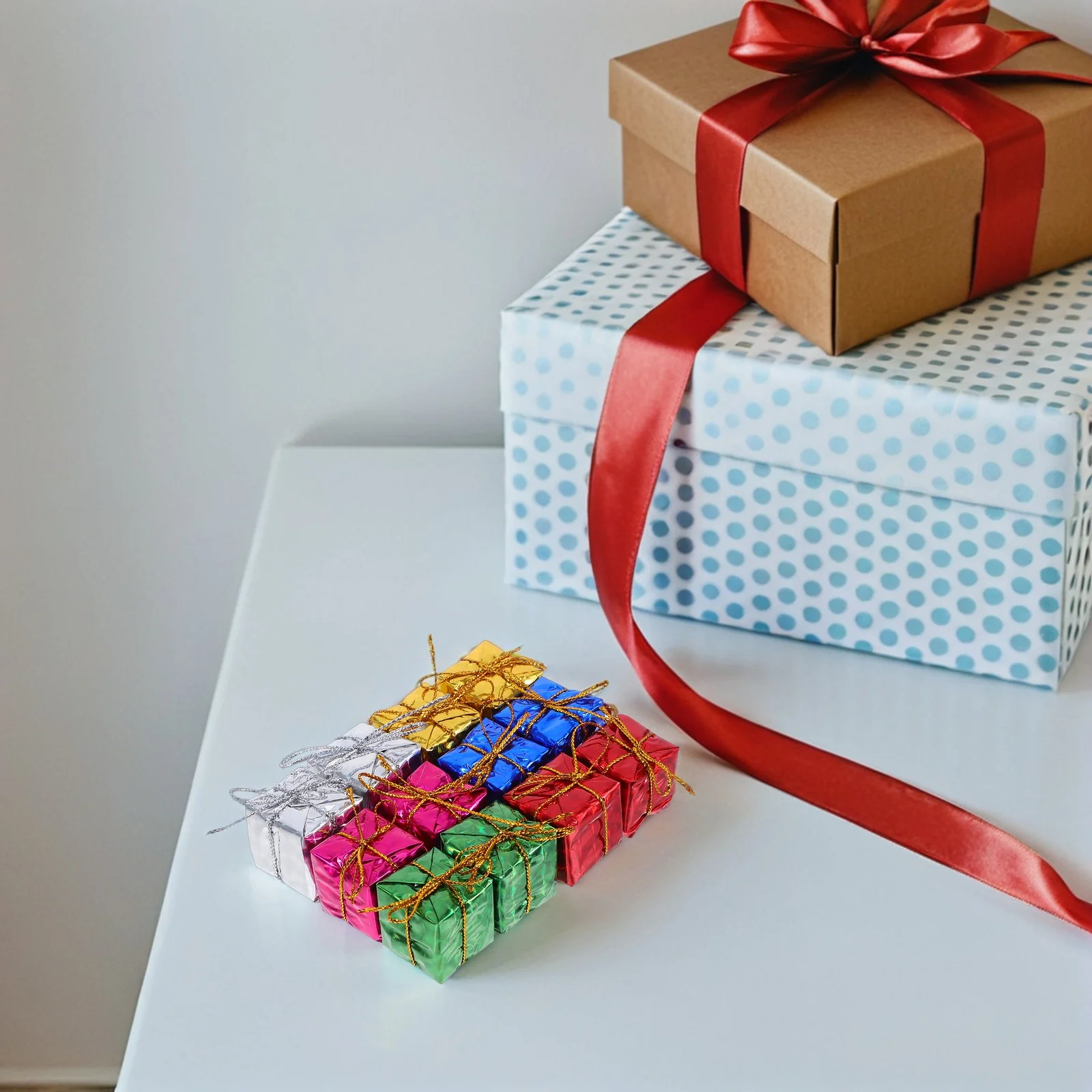 36Pcs Mini Christmas Ornament Gift Box Creative Design Fade Resistant for Tree Hanging Table Centerpiece Festive Decor
36Pcs Mini Christmas Ornament Gift Box Creative Design Fade Resistant for Tree Hanging Table Centerpiece Festive Decor