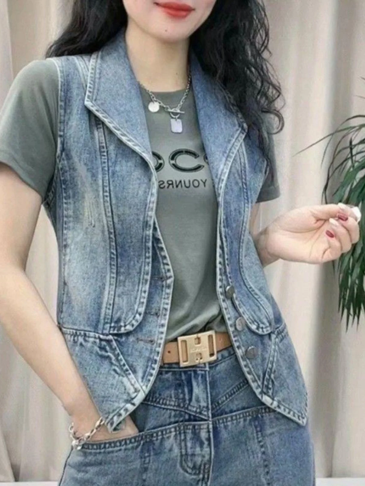 Faionable Ladies' Denim Vest Spring Summer New Sle Small Size Trendy Sli Suit Vest Layering Outerwear Trend
Faionable Ladies' Denim Vest Spring Summer New Sle Small Size Trendy Sli Suit Vest Layering Outerwear Trend
