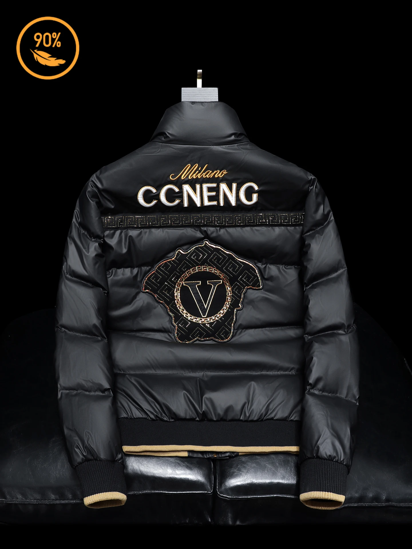 Модная белая пуховая куртка с воротником-стойкой для мужчин: теплая, водонепроницаемая, для повседневной носки и делового стиля
Модная белая пуховая куртка с воротником-стойкой для мужчин: теплая, водонепроницаемая, для повседневной носки и делового стиля