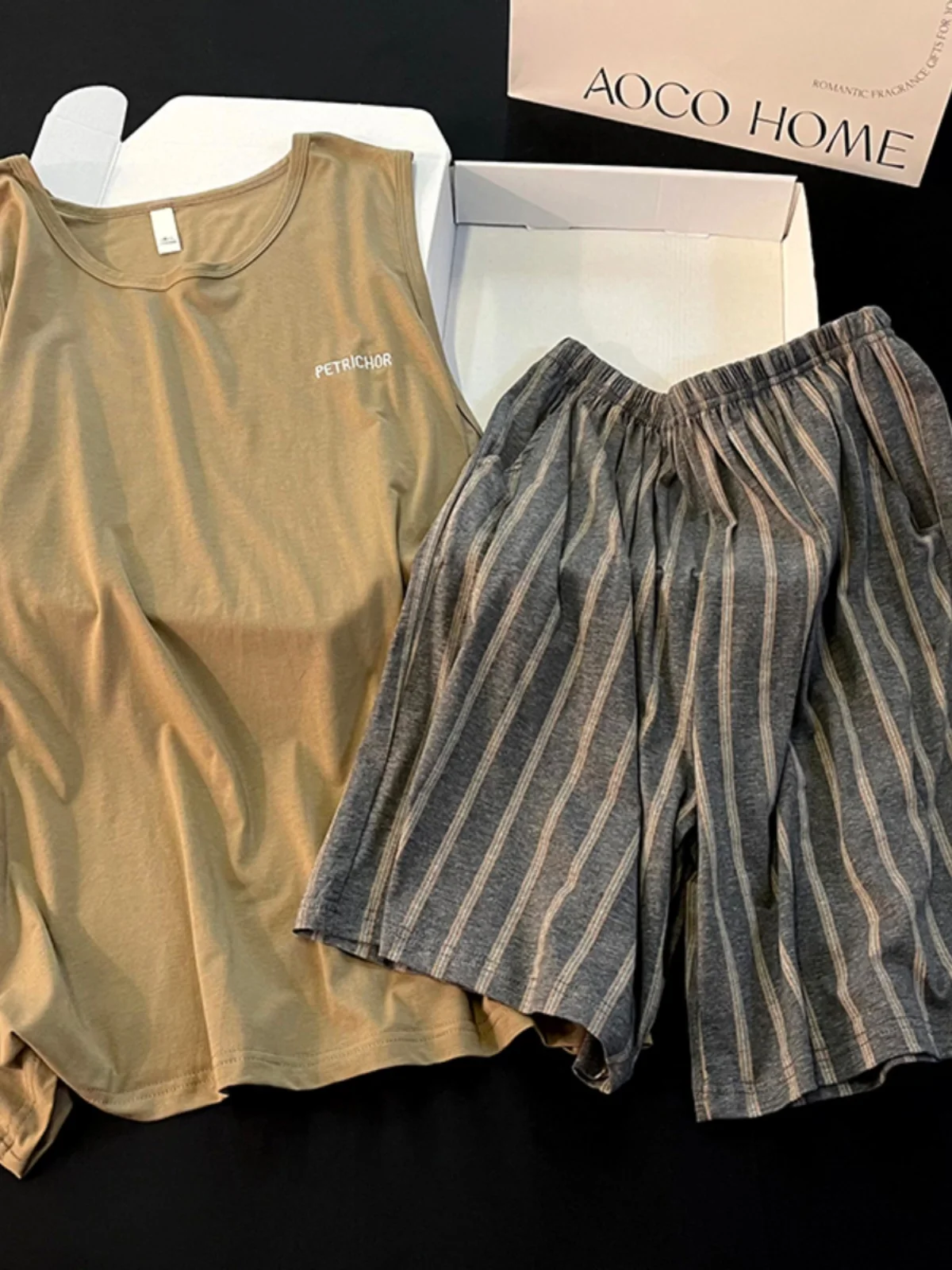 DAIMELU men's pajamas summer brown vest simple striped shorts pure cotton youth new loungewear set male sleepwear
DAIMELU men's pajamas summer brown vest simple striped shorts pure cotton youth new loungewear set male sleepwear