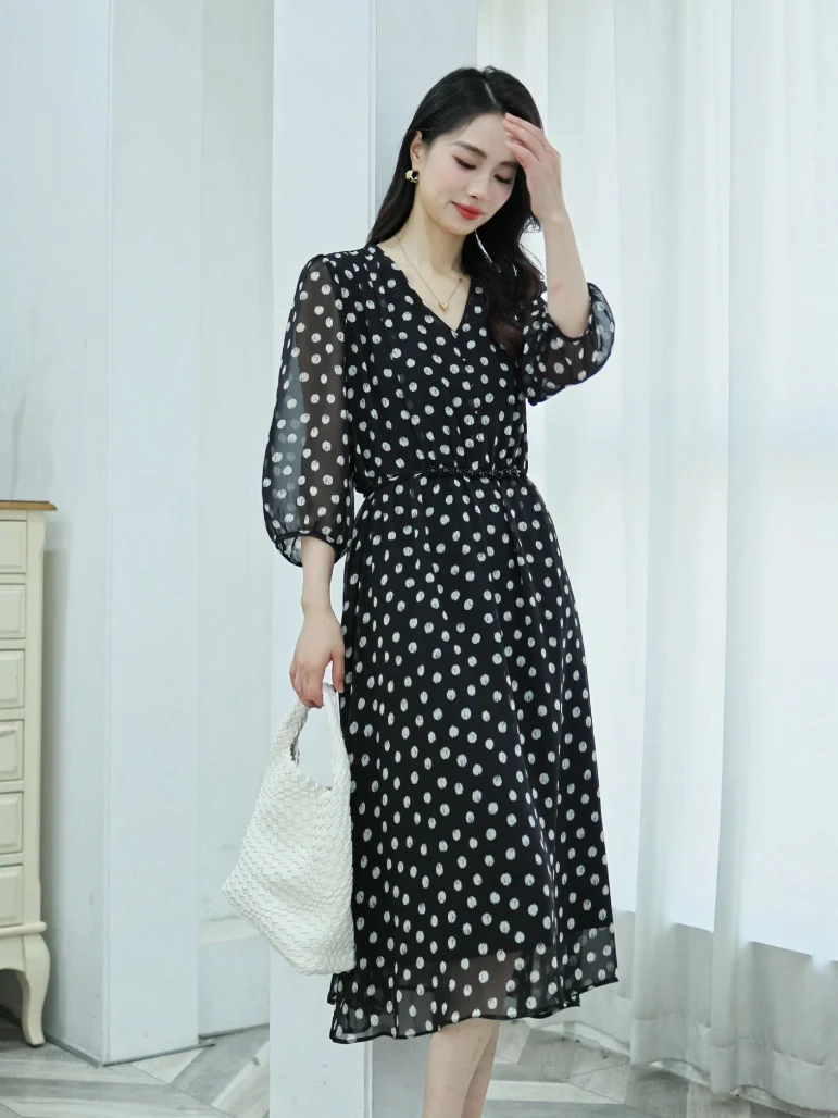 Шелковое платье миди с V-образным вырезом, летнее, новинка 2025 года, высококачественное, А-силуэт, повседневное, с завышенной талией
Шелковое платье миди с V-образным вырезом, летнее, новинка 2025 года, высококачественное, А-силуэт, повседневное, с завышенной талией