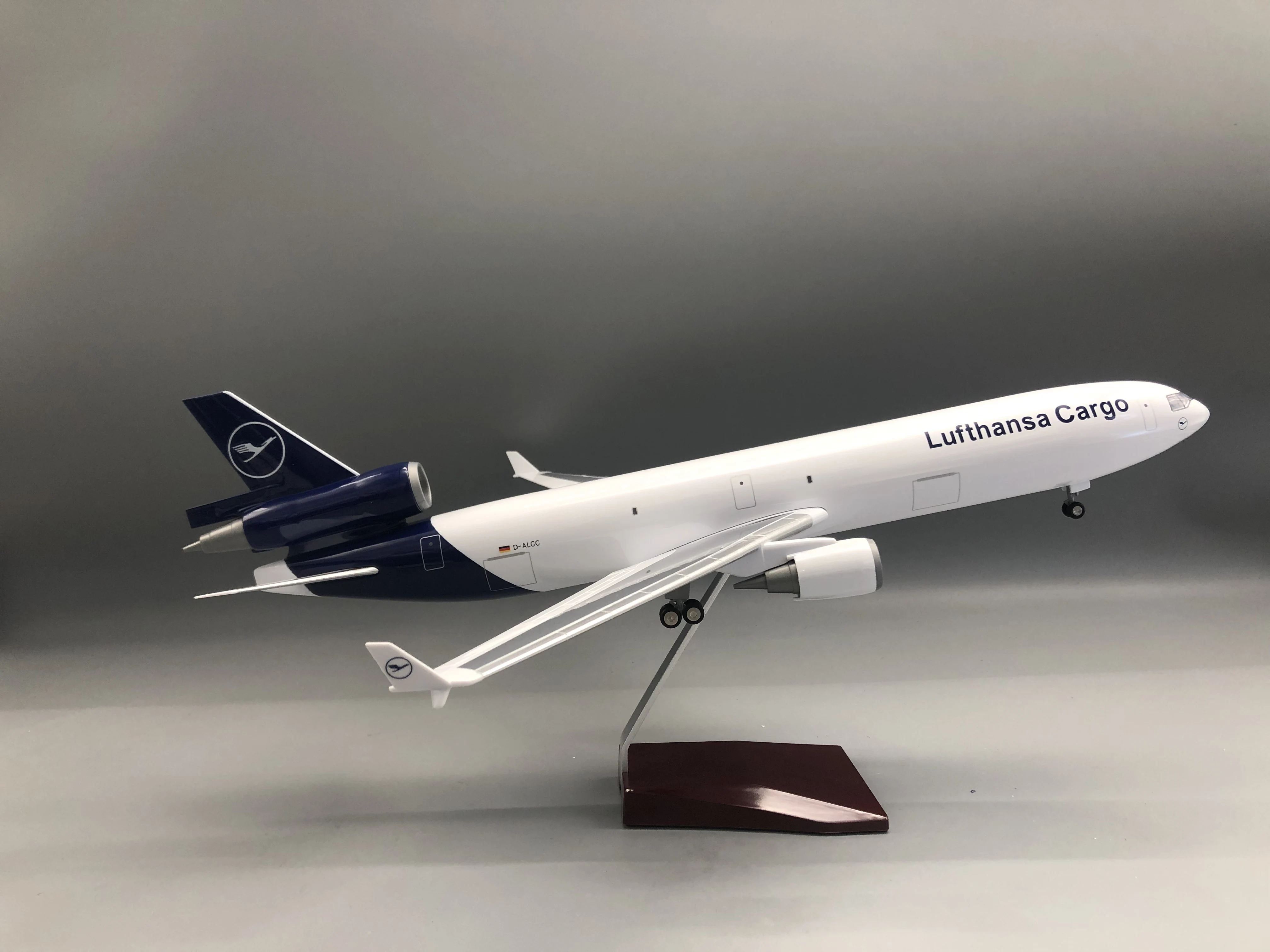 47cm Airplane Models Lufthansa Cargo MD-11 Resin Diecast Aircraft With Children toys Collected Gift By Aviation Enthusiast
47cm Airplane Models Lufthansa Cargo MD-11 Resin Diecast Aircraft With Children toys Collected Gift By Aviation Enthusiast
