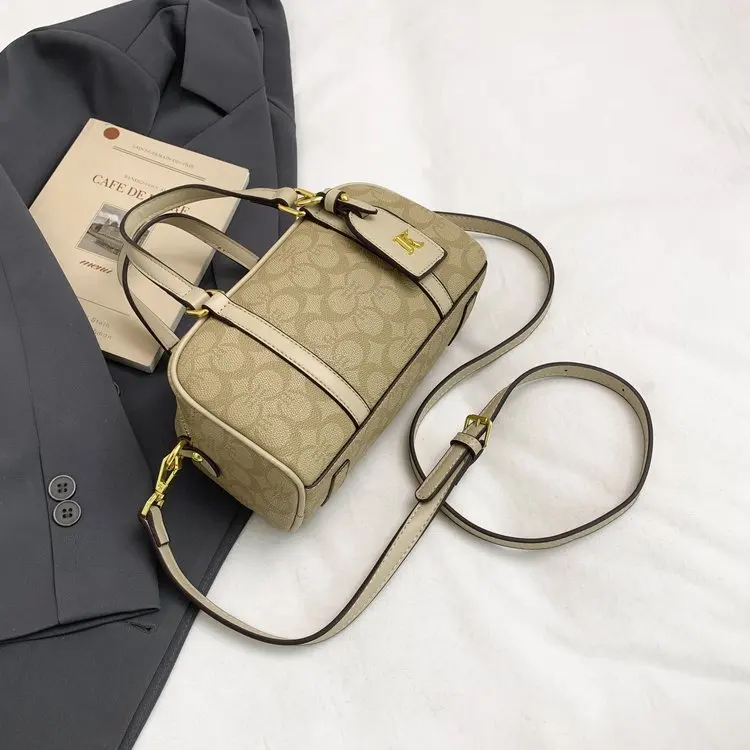 2025 Viral Retro Quilted Shoulder Bag Women's Large Capacity PU Leather Crossbody Purse for Work Casual Travel with Metal Chain
2025 Viral Retro Quilted Shoulder Bag Women's Large Capacity PU Leather Crossbody Purse for Work Casual Travel with Metal Chain