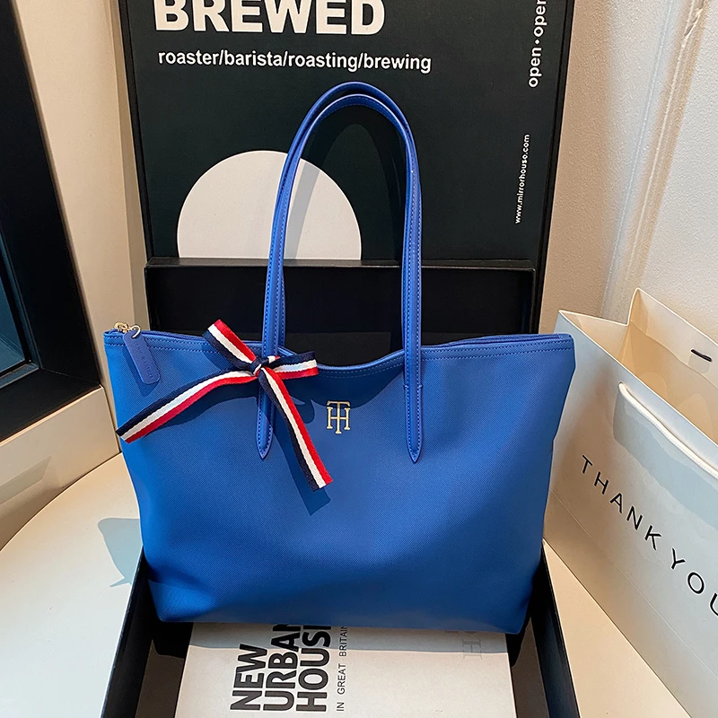 Высококачественная женская роскошная стильная кожаная сумка на плечо, элегантная сумка-тоут, повседневная модная сумка через плечо
Высококачественная женская роскошная стильная кожаная сумка на плечо, элегантная сумка-тоут, повседневная модная сумка через плечо