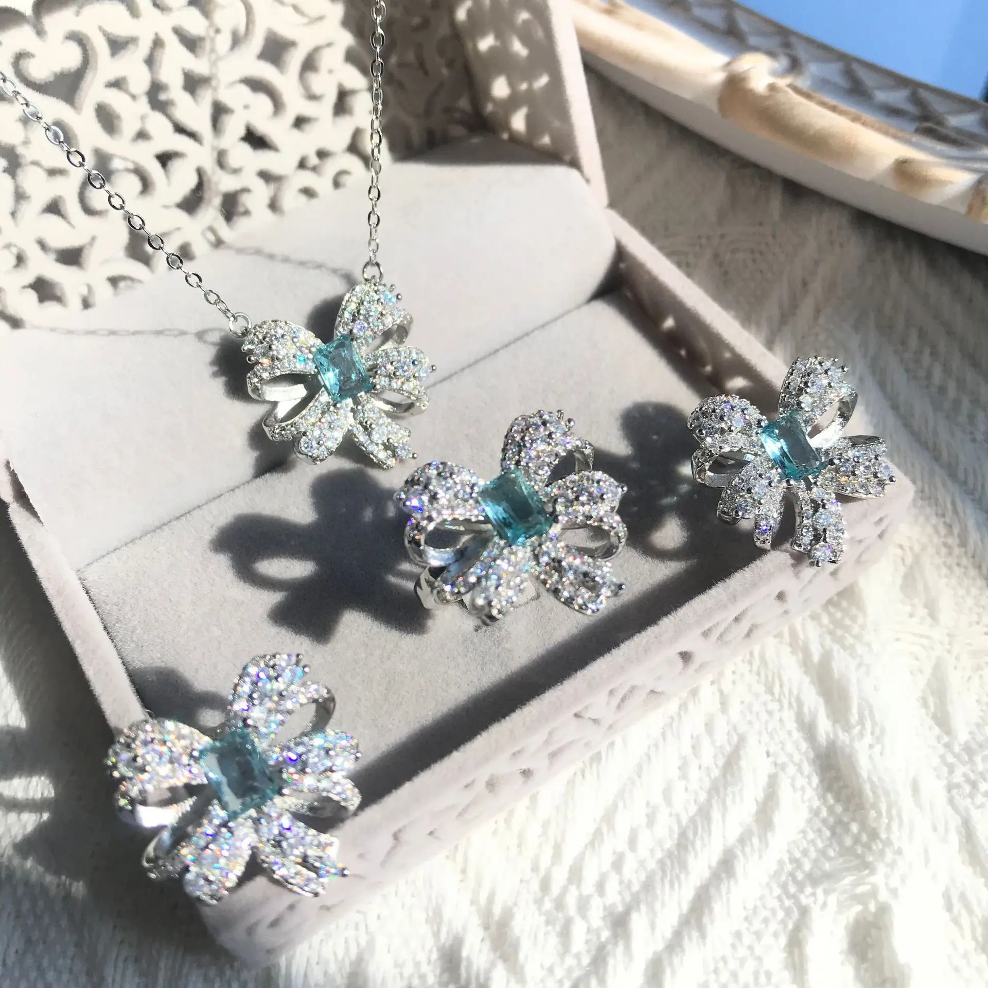 Y&Y Luxury lake blue bow necklace three-piece personalized niche design earrings open ring
Y&Y Luxury lake blue bow necklace three-piece personalized niche design earrings open ring
