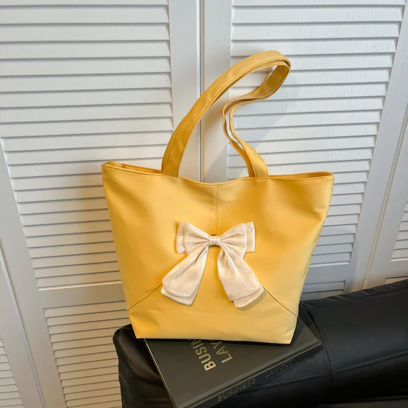 Нейлоновые однотонные милые сумки на плечо с бантом, универсальные женские сумки большой вместимости, 2025 г., высококачественные изысканные дорожные сумки через плечо 
Нейлоновые однотонные милые сумки на плечо с бантом, универсальные женские сумки большой вместимости, 2025 г., высококачественные изысканные дорожные сумки через плечо