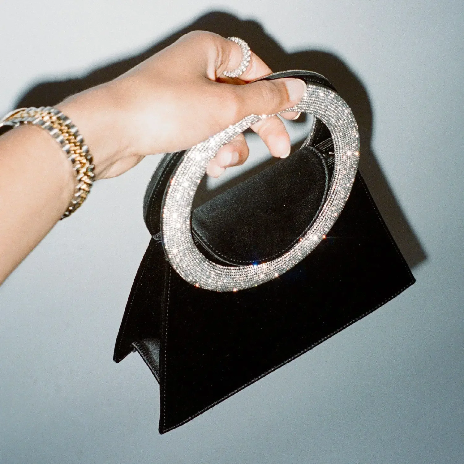 Fashion Rhinestones Satin Evening Purse High Quality Clutch Bag Circle Ring Handle Women Luxury Party Tote Day Bag
Fashion Rhinestones Satin Evening Purse High Quality Clutch Bag Circle Ring Handle Women Luxury Party Tote Day Bag