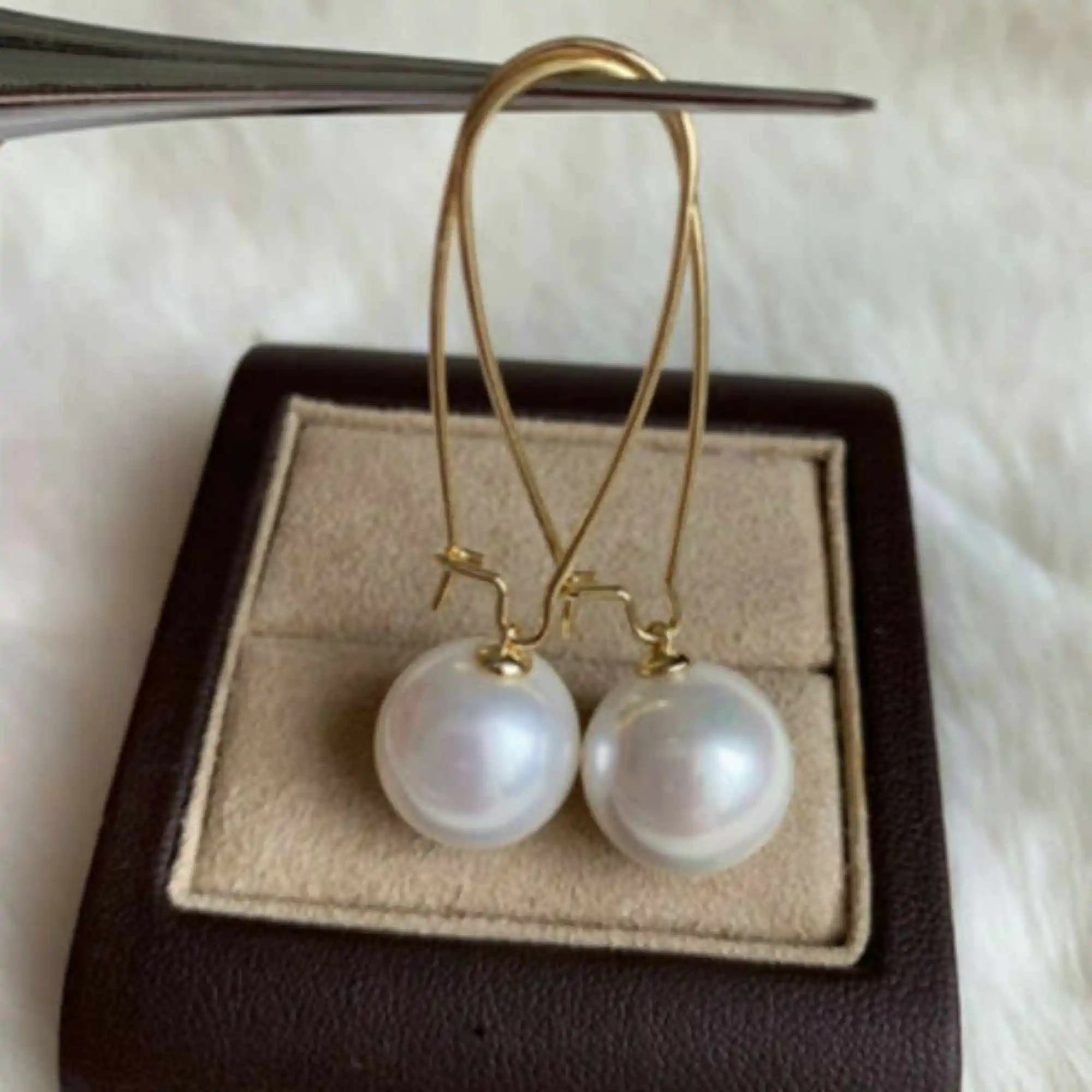 Beautiful 12mm white round southsea shell pearl 18K gold earring New Lucky Hook Beautiful Women Classic
Beautiful 12mm white round southsea shell pearl 18K gold earring New Lucky Hook Beautiful Women Classic