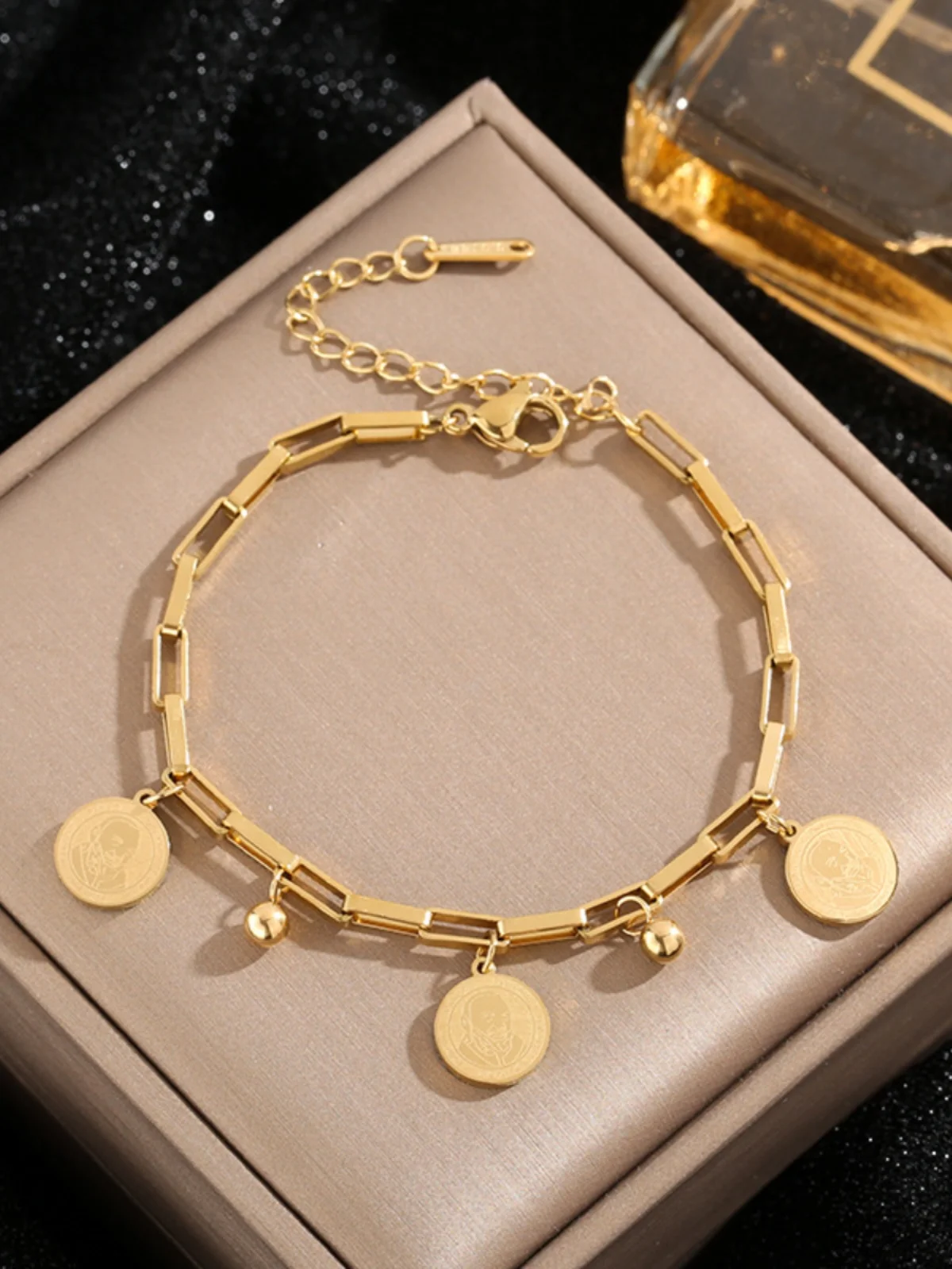 Trendy Titanium Steel Hip Hop Faion Retro Queen Headot round Tag Bracelet Cross Border Korean Sle Personalized Accory
Trendy Titanium Steel Hip Hop Faion Retro Queen Headot round Tag Bracelet Cross Border Korean Sle Personalized Accory