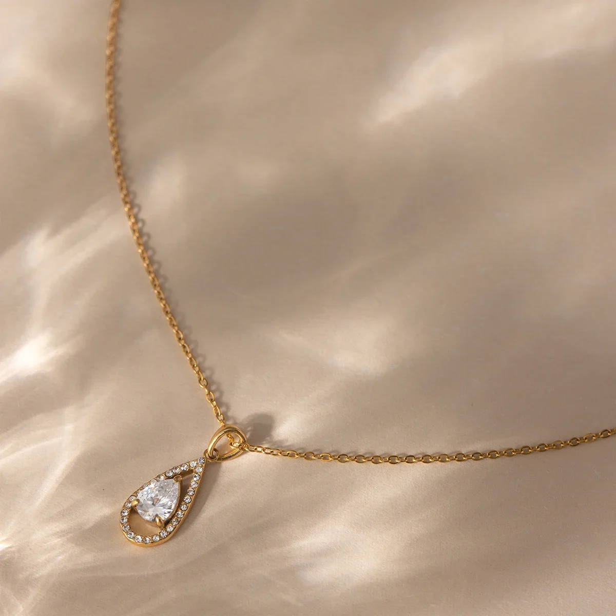 Classic Water Drop Zircon Pendant Necklace For Women 18K Gold PVD Plated Stainless Steel Necklace Fashion Jewelry Gift
Classic Water Drop Zircon Pendant Necklace For Women 18K Gold PVD Plated Stainless Steel Necklace Fashion Jewelry Gift