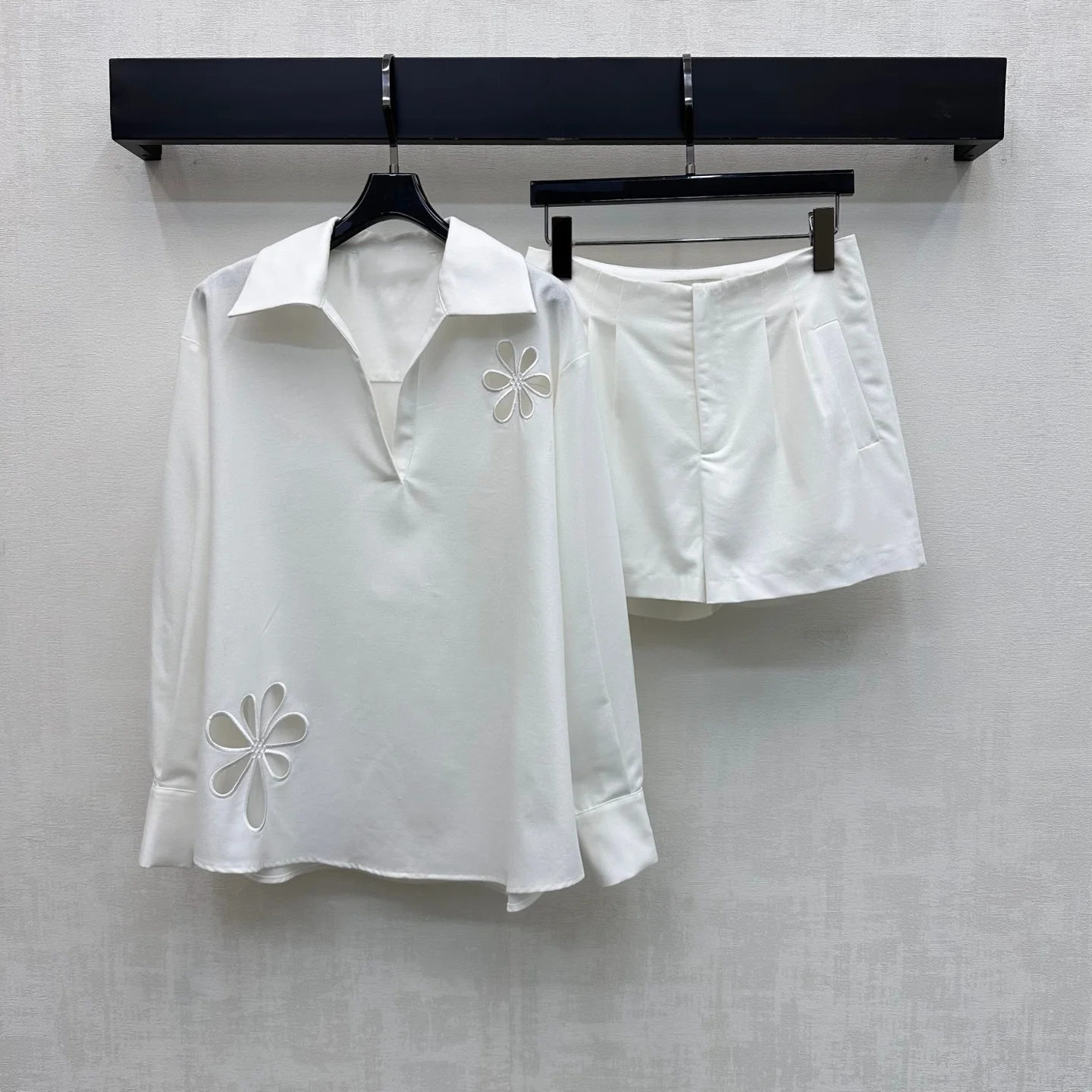 2026 New Product - Cotton and Hemp Embroidered Top and Shorts Set - Hollow Embroidery - Collared Long-Sleeved Top + High-Waist S
2026 New Product - Cotton and Hemp Embroidered Top and Shorts Set - Hollow Embroidery - Collared Long-Sleeved Top + High-Waist S