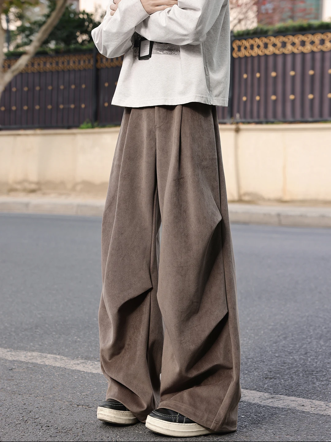 Американские плиссированные вельветовые широкие мужские брюки, весенние тяжелые свободные брюки прямого кроя, повседневные модные полиэстеровые брюки...
Американские плиссированные вельветовые широкие мужские брюки, весенние тяжелые свободные брюки прямого кроя, повседневные модные полиэстеровые брюки...