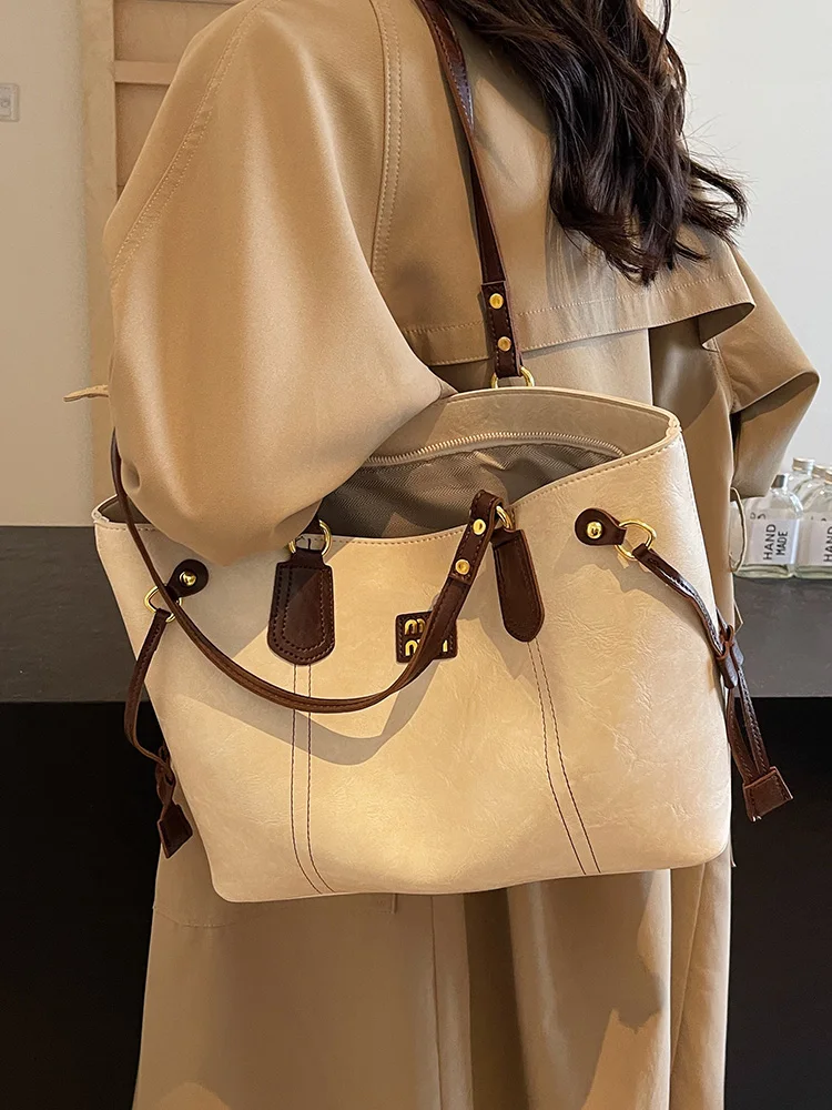 Famous brand designer large-capacity niche tote bag female 2025 new commuter one-shoulder handbag high-end casual underarm bag
Famous brand designer large-capacity niche tote bag female 2025 new commuter one-shoulder handbag high-end casual underarm bag
