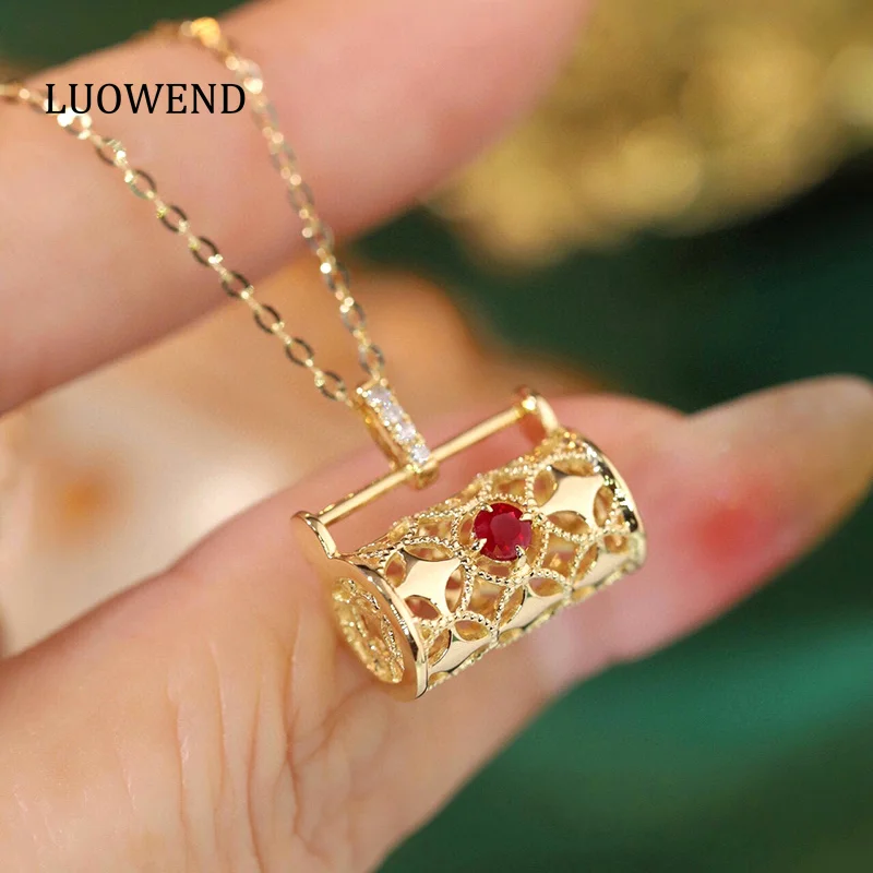 LUOWEND 18K Yellow Gold Necklace Cute Bag Shape INS Style Shiny Diamond Real Natural Ruby Necklace for Women High Jewelry Gift
LUOWEND 18K Yellow Gold Necklace Cute Bag Shape INS Style Shiny Diamond Real Natural Ruby Necklace for Women High Jewelry Gift