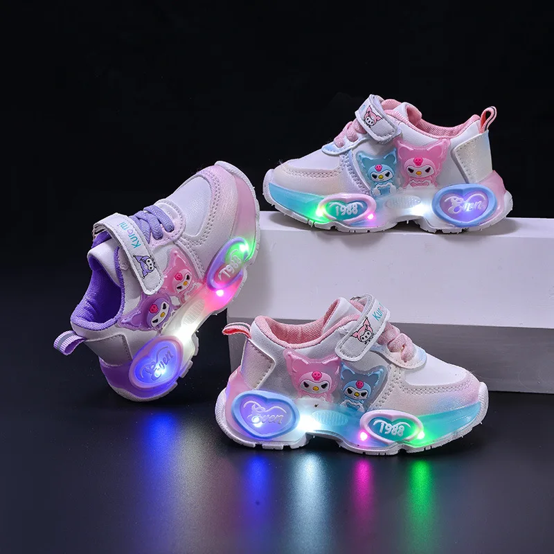 2025 кроссовки Kuromi с мультяшной подсветкой для девочек, милая повседневная обувь для малышей со светодиодной подсветкой
2025 кроссовки Kuromi с мультяшной подсветкой для девочек, милая повседневная обувь для малышей со светодиодной подсветкой