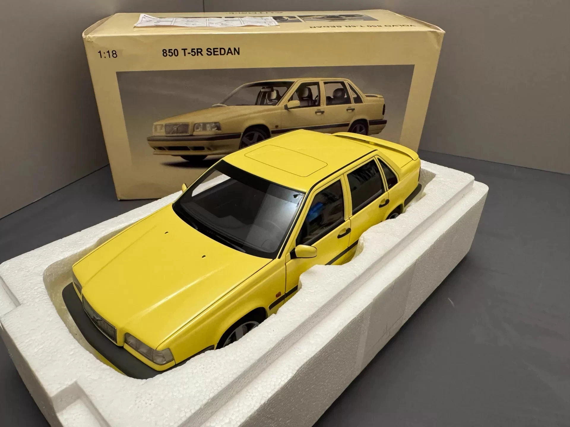 Autoart 1:18 850 T-5R SEDAN Yellow Simulation Limited Edition All Open Alloy Metal Static Car Model Toy Gift
Autoart 1:18 850 T-5R SEDAN Yellow Simulation Limited Edition All Open Alloy Metal Static Car Model Toy Gift