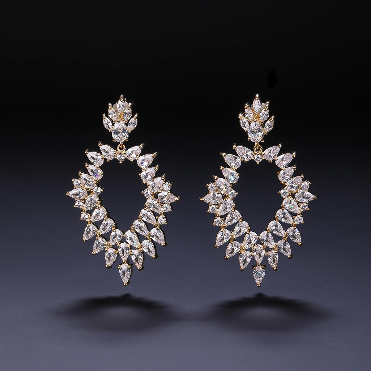 Блестящий кубический цирконий с кристаллами, длинные женские серьги для ужина, новые модные бразильские украшения CE12336
Блестящий кубический цирконий с кристаллами, длинные женские серьги для ужина, новые модные бразильские украшения CE12336