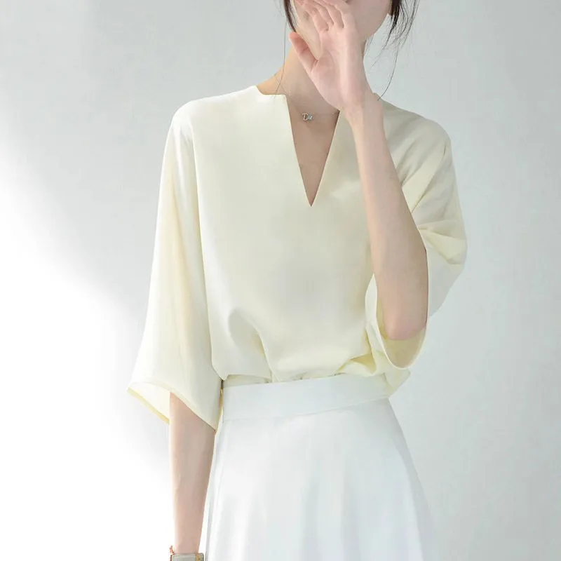 Chic V-neck Hong Kong flavor retro black shirt women's fashion drape chiffon short-sleeved top summer senior design sense
Chic V-neck Hong Kong flavor retro black shirt women's fashion drape chiffon short-sleeved top summer senior design sense