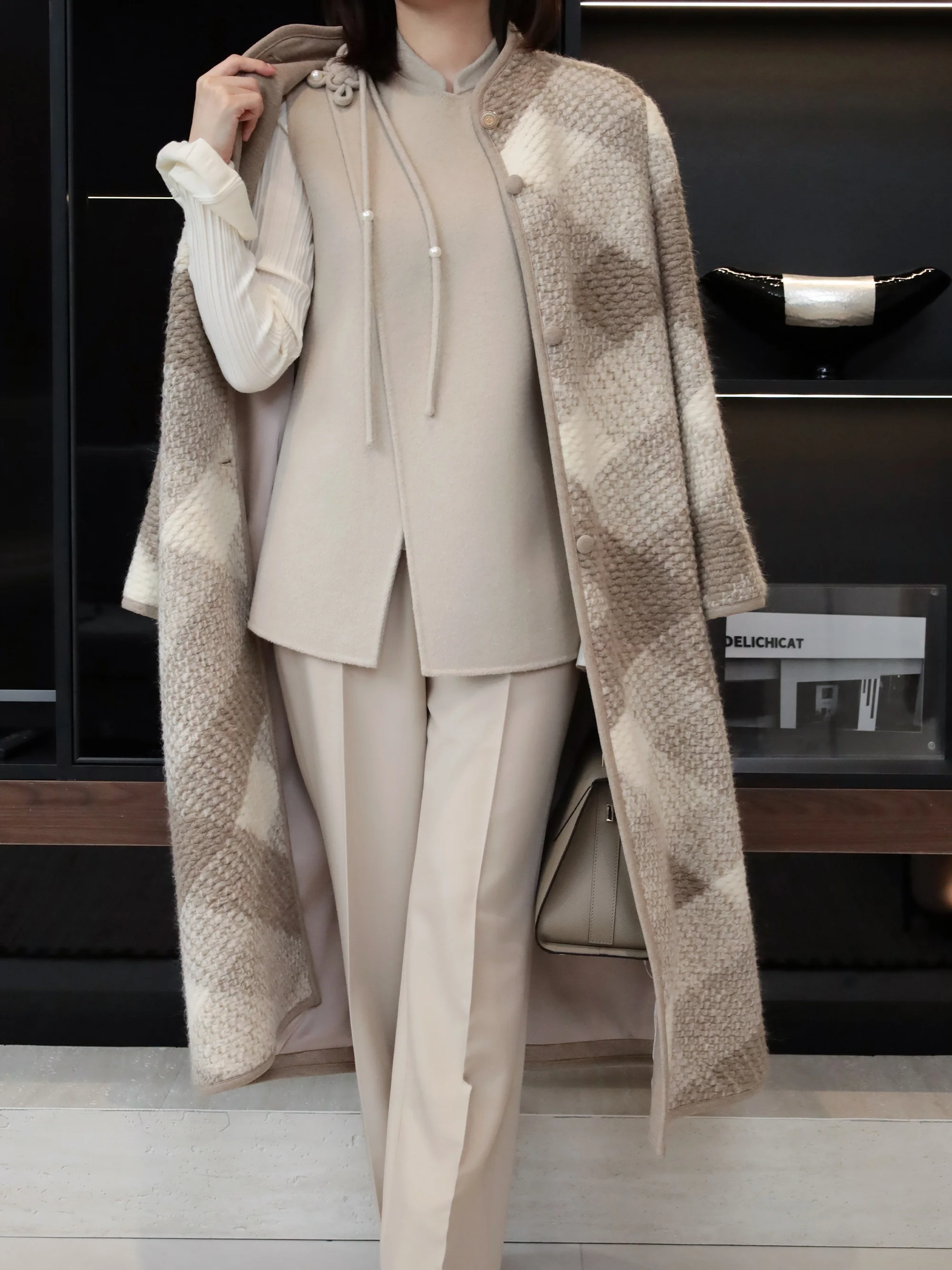 Двусторонний бархатный жилет в китайском стиле с воротником-стойкой, для повседневной носки, зимняя коллекция, верхняя одежда, жилет из шерстяной ткани
Двусторонний бархатный жилет в китайском стиле с воротником-стойкой, для повседневной носки, зимняя коллекция, верхняя одежда, жилет из шерстяной ткани