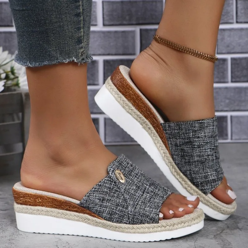 Fashionable Womens Peep Toe Wedge Slippers - Stylish Slip-On Platform for Summer Vacations - Comfortable, Effortless Chic
Fashionable Womens Peep Toe Wedge Slippers - Stylish Slip-On Platform for Summer Vacations - Comfortable, Effortless Chic