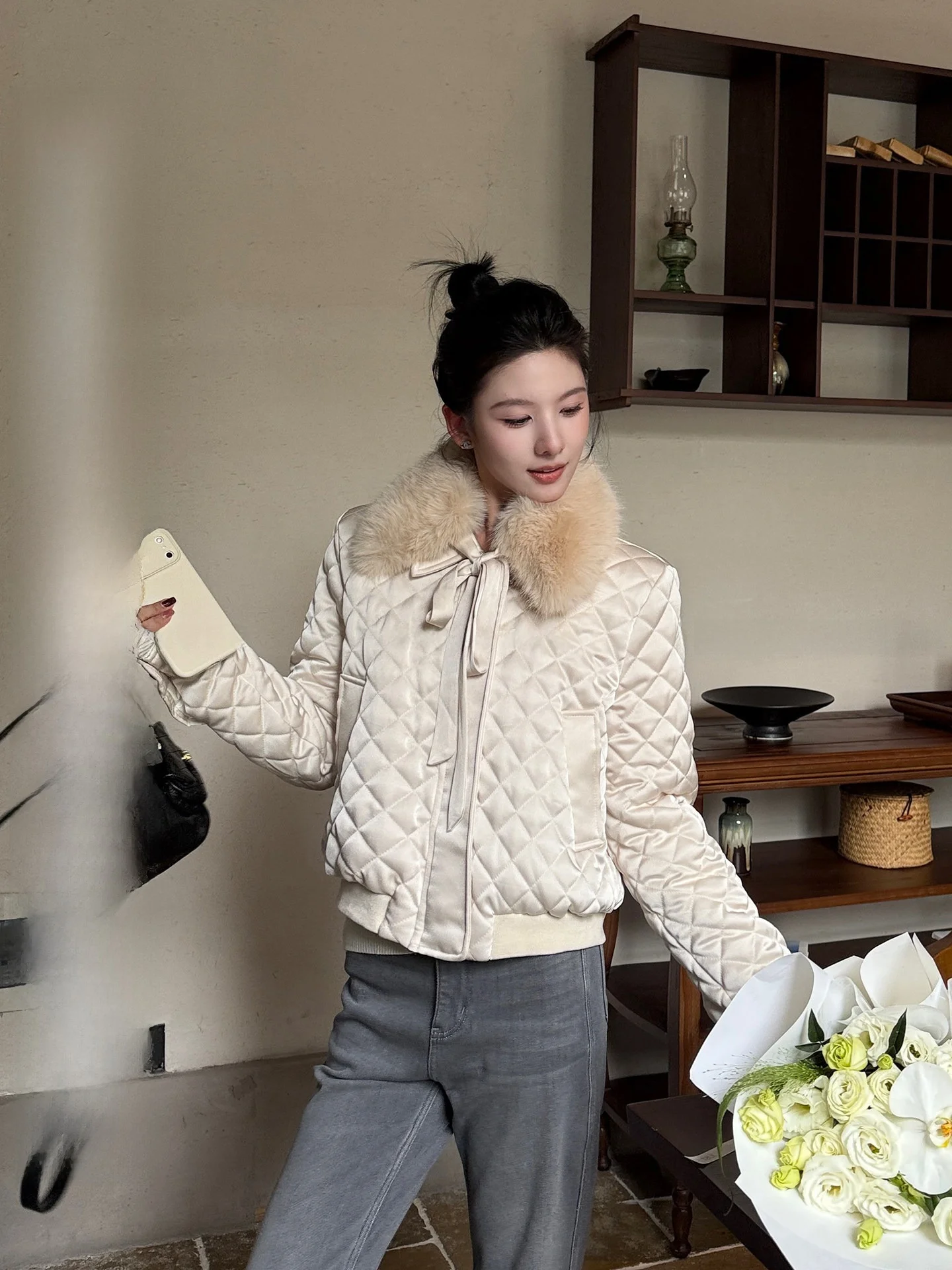White Satin down Jacket Women's Winter Coat Soft Style Loose Fit Duck Feather Quilted Vest Warm Thickened Coat with Fur Collar
White Satin down Jacket Women's Winter Coat Soft Style Loose Fit Duck Feather Quilted Vest Warm Thickened Coat with Fur Collar