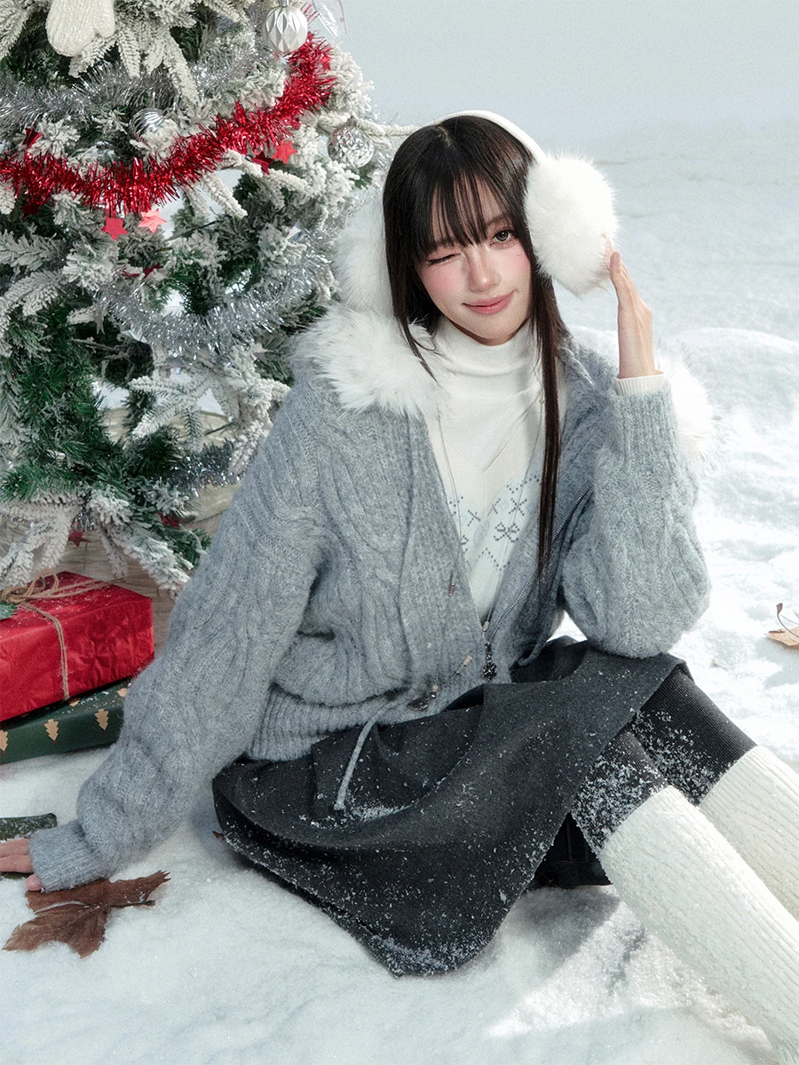 Вязаный свитер Fragile Heart большого размера с шапкой с кисточками и большим меховым воротником, корейское женское свободное длинное пальто све
Вязаный свитер Fragile Heart большого размера с шапкой с кисточками и большим меховым воротником, корейское женское свободное длинное пальто све