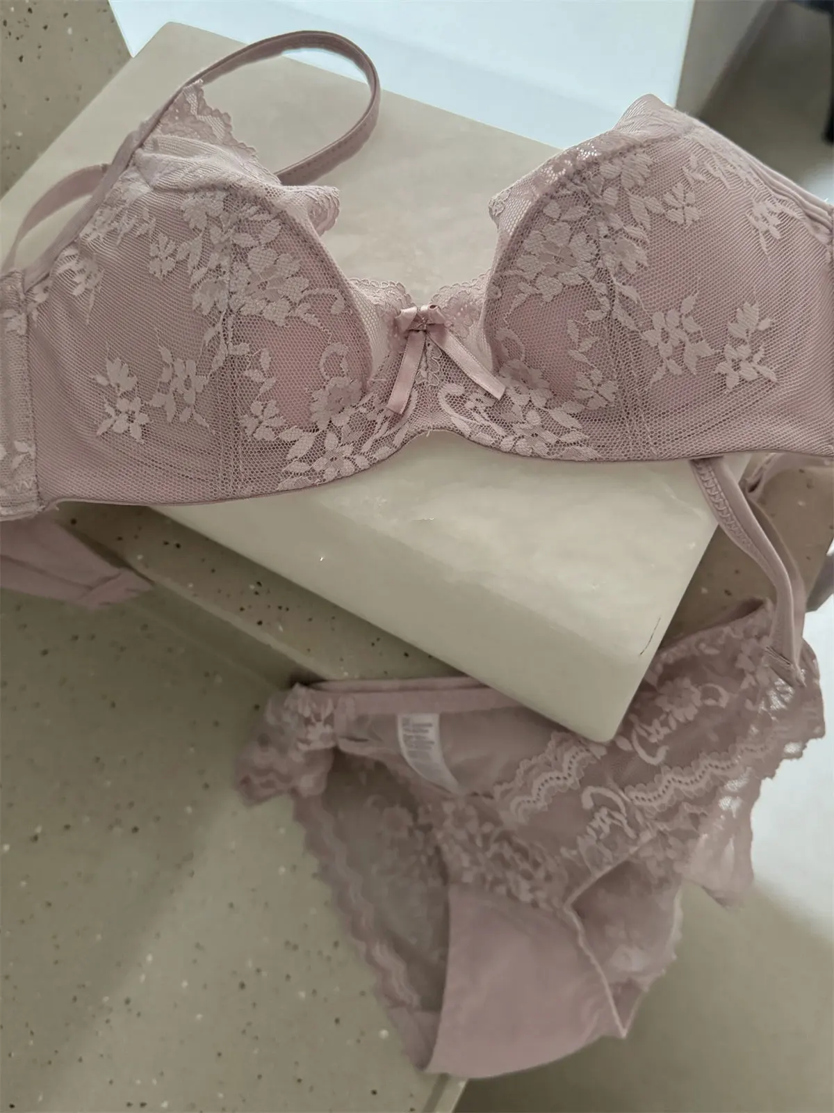 Lace thin sponge lingerie women feeling summer sexy underwear breathable uplift collect side breast bra set push up bras
Lace thin sponge lingerie women feeling summer sexy underwear breathable uplift collect side breast bra set push up bras