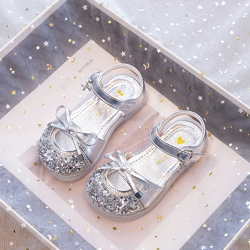 Girls Half Sandals Toes Capped 2026 Summer New Kids Princess Shoes Shiny Sequins Children Beach Shoes Round Toes Simple Bows
Girls Half Sandals Toes Capped 2026 Summer New Kids Princess Shoes Shiny Sequins Children Beach Shoes Round Toes Simple Bows