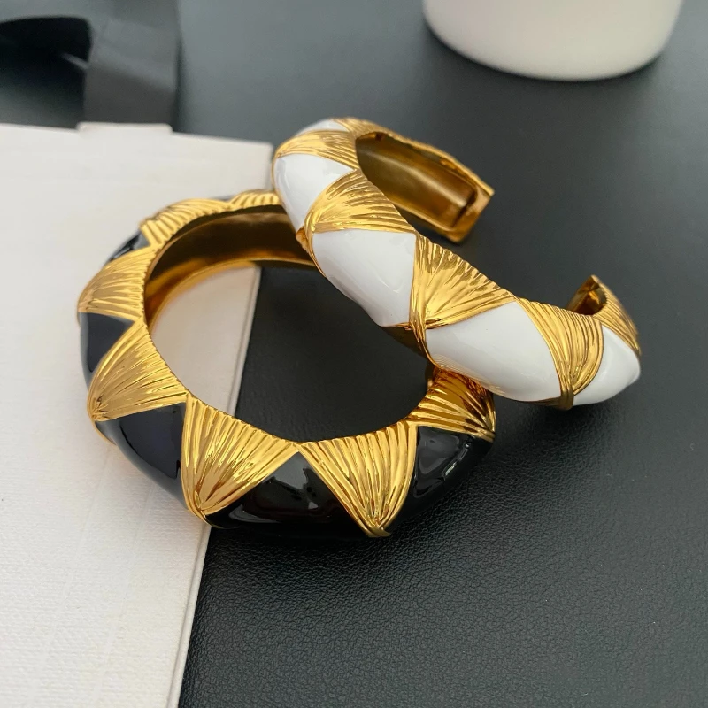 Hot Fashion Designer Black White Drop Glazed Open Bracelet Woman Top Quality Jewelry Popular Party Accessories
Hot Fashion Designer Black White Drop Glazed Open Bracelet Woman Top Quality Jewelry Popular Party Accessories