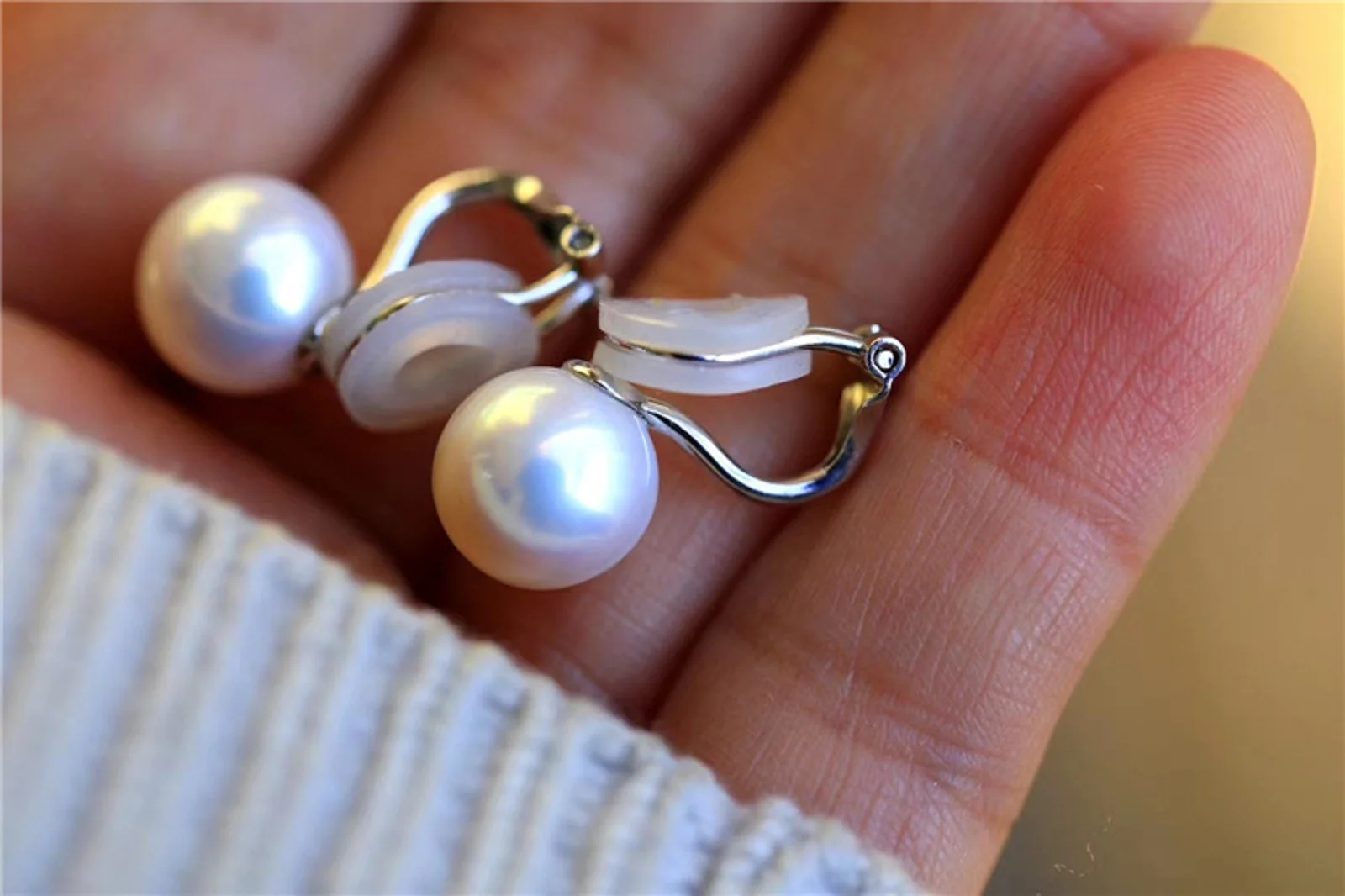 PERFECT AAAA 9-10mm SOUTH SEA WHITE Wearable S925 silver silicone ear clip earrings without ear holes
PERFECT AAAA 9-10mm SOUTH SEA WHITE Wearable S925 silver silicone ear clip earrings without ear holes