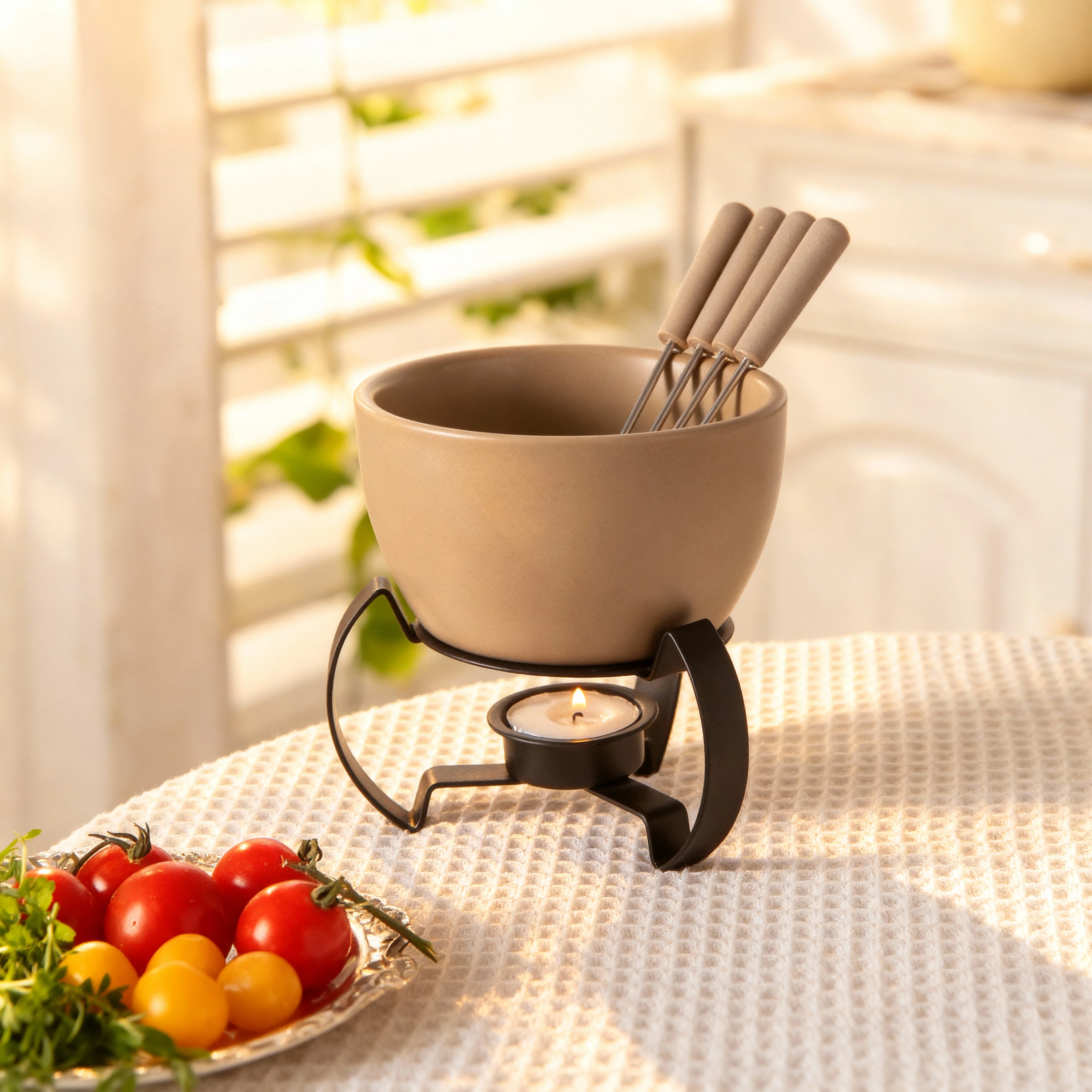 Экологичная керамическая чаша с 4 подходящими вилками. Прочная, устойчивая к выцветанию, идеально подходит для ежедневной столовой и развлечений.
Экологичная керамическая чаша с 4 подходящими вилками. Прочная, устойчивая к выцветанию, идеально подходит для ежедневной столовой и развлечений.