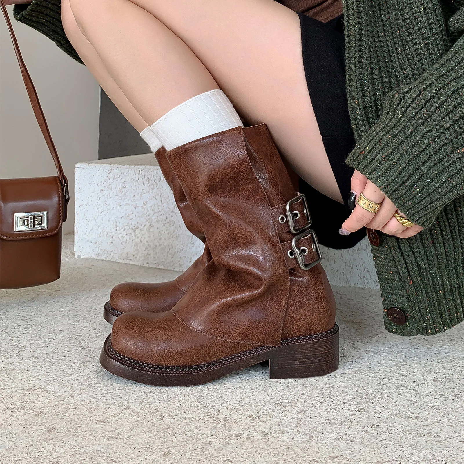 Arden Furtado, осень 2025 г., пряжка на ремне, воловья кожа, брючные ботинки, круглый носок, с перевернутым краем, короткие сапоги на среднем каблуке
Arden Furtado, осень 2025 г., пряжка на ремне, воловья кожа, брючные ботинки, круглый носок, с перевернутым краем, короткие сапоги на среднем каблуке