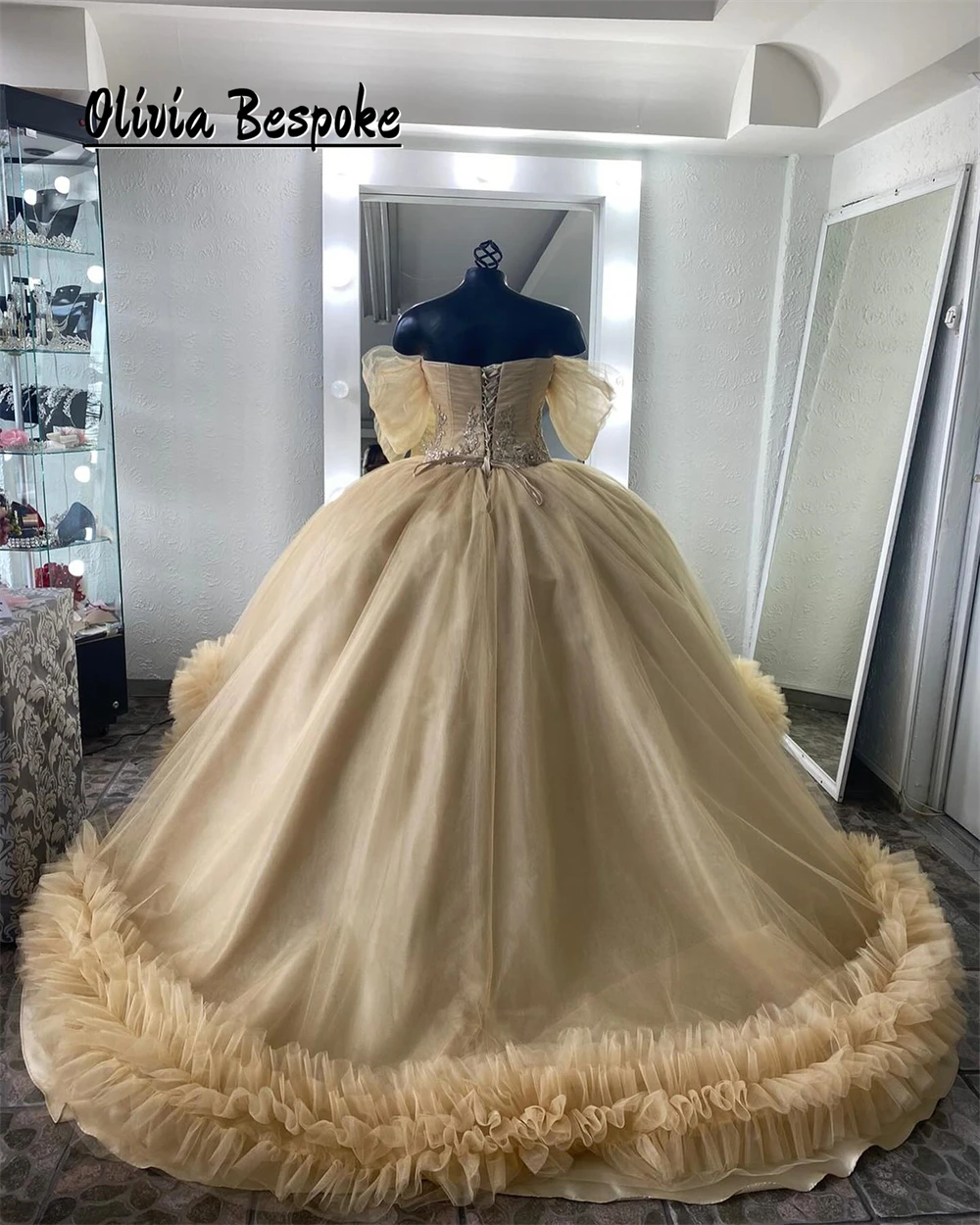Charming Champagne Quinceanera Dresses Beaded Lace Appliques Mexican Wedding Ball Gown 15 Year Old Dress Tulle Ruched Train
Charming Champagne Quinceanera Dresses Beaded Lace Appliques Mexican Wedding Ball Gown 15 Year Old Dress Tulle Ruched Train
