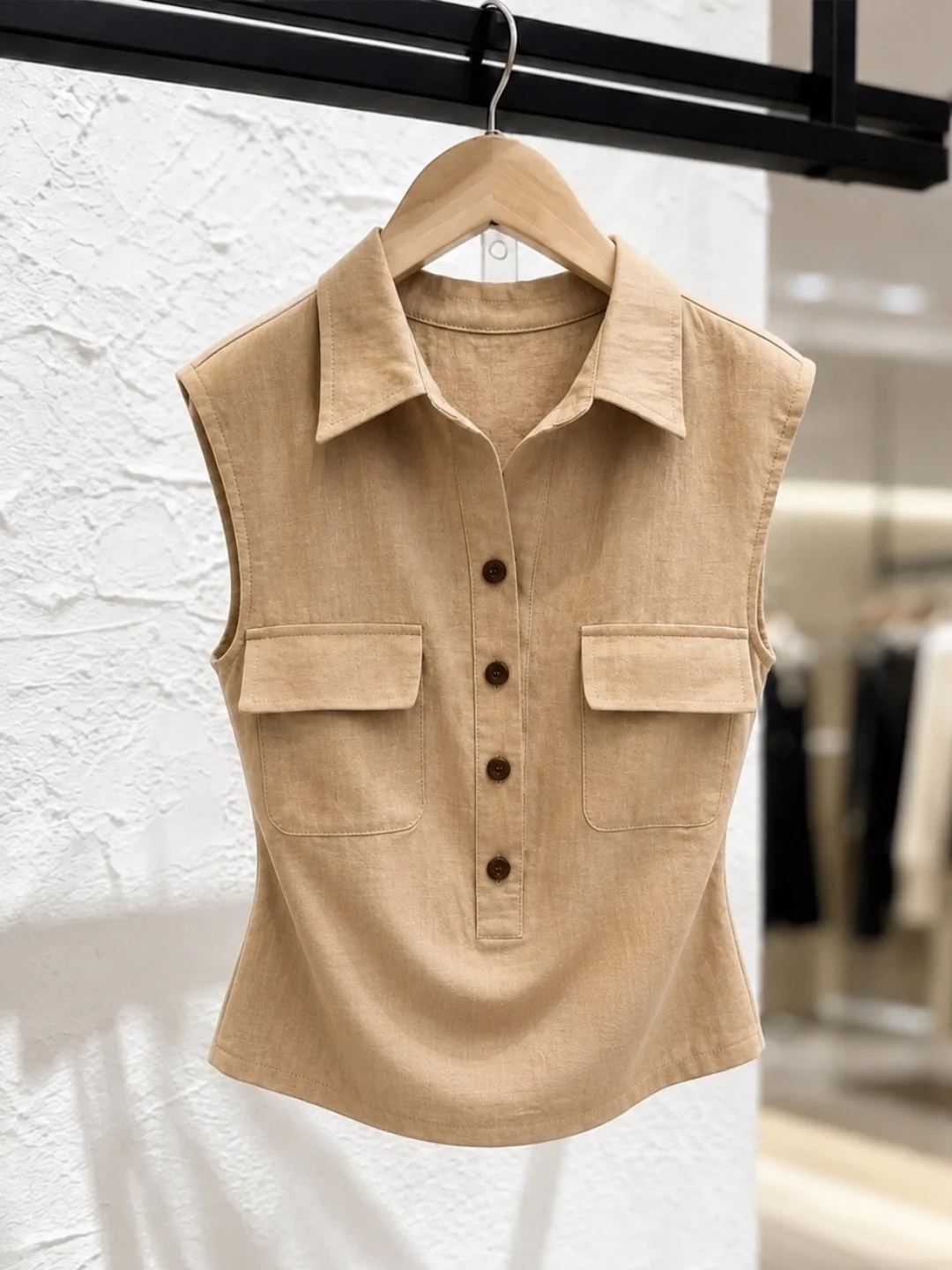 Fashionable Sleeveless Neck Vest Summer Design Korean Style Versatile Elegant Anti-Aging Silk Top for Young Women
Fashionable Sleeveless Neck Vest Summer Design Korean Style Versatile Elegant Anti-Aging Silk Top for Young Women