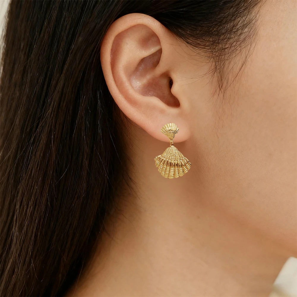 Light luxury gold textured shell metal earrings for women, high-quality waterproof jewelry, girlfriend earring gift.
Light luxury gold textured shell metal earrings for women, high-quality waterproof jewelry, girlfriend earring gift.