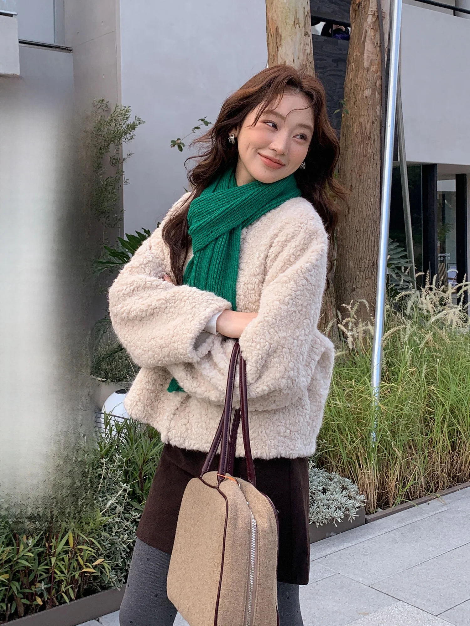 Корейская женская куртка из меха ягненка, осенне-зимнее пальто, теплая пушистая верхняя одежда светло-бежевого цвета, повседневная одежда
Корейская женская куртка из меха ягненка, осенне-зимнее пальто, теплая пушистая верхняя одежда светло-бежевого цвета, повседневная одежда