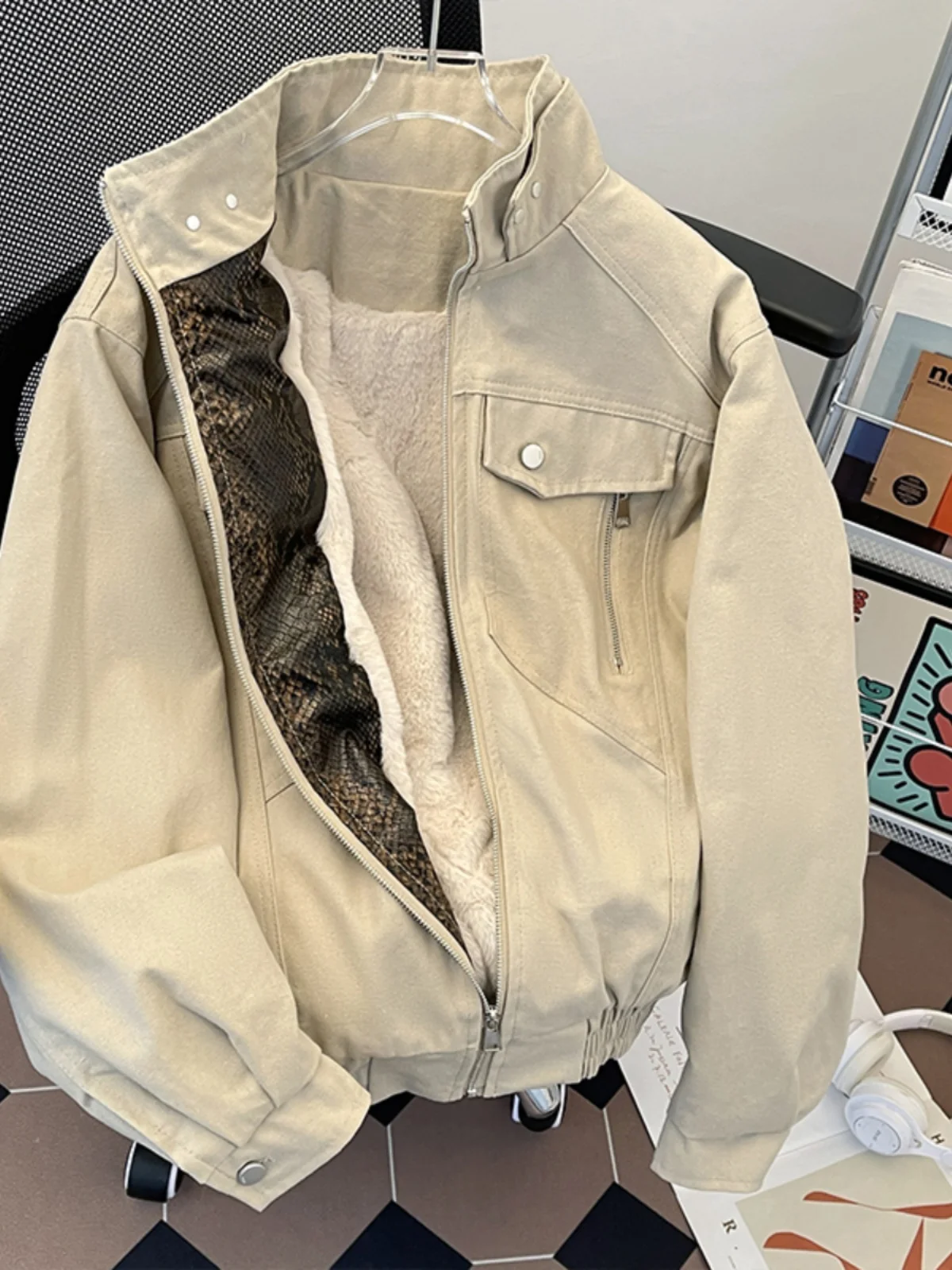 Мужская утепленная хлопковая куртка на флисовой подкладке, зимняя верхняя одежда с узором под змеиную кожу, воротник-стойка, рабочая одежда, модный дизайн
Мужская утепленная хлопковая куртка на флисовой подкладке, зимняя верхняя одежда с узором под змеиную кожу, воротник-стойка, рабочая одежда, модный дизайн