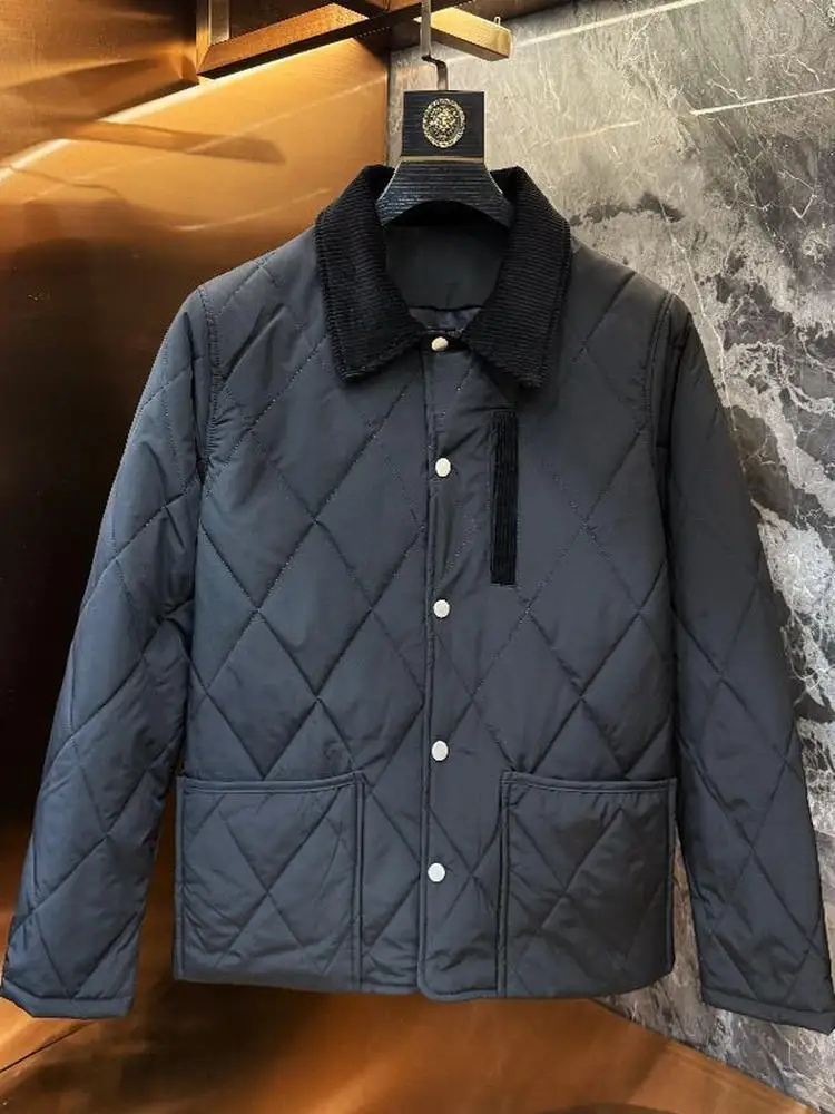 Утепленная хлопковая повседневная мужская куртка с воротником, корейская версия, приталенный крой, осень-зима, новинка, американский трендовый бренд
Утепленная хлопковая повседневная мужская куртка с воротником, корейская версия, приталенный крой, осень-зима, новинка, американский трендовый бренд