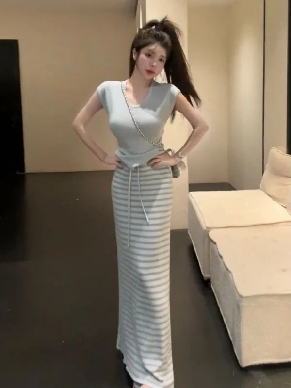 Casual Korean Style Women's Summer Slim Fit Short Sleeve Top And Stripe Halter Skirt Two Piece Set Fashionable Ensemble
Casual Korean Style Women's Summer Slim Fit Short Sleeve Top And Stripe Halter Skirt Two Piece Set Fashionable Ensemble