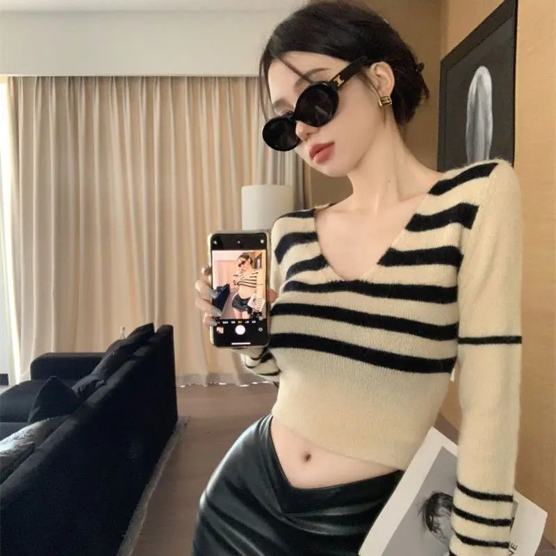Hmsevenjz V-neck Striped Knitted Shirt for Women's Spring and Autumn Sexy Sweet Hot Girls Long-sleeved Slim Fit Sweater
Hmsevenjz V-neck Striped Knitted Shirt for Women's Spring and Autumn Sexy Sweet Hot Girls Long-sleeved Slim Fit Sweater