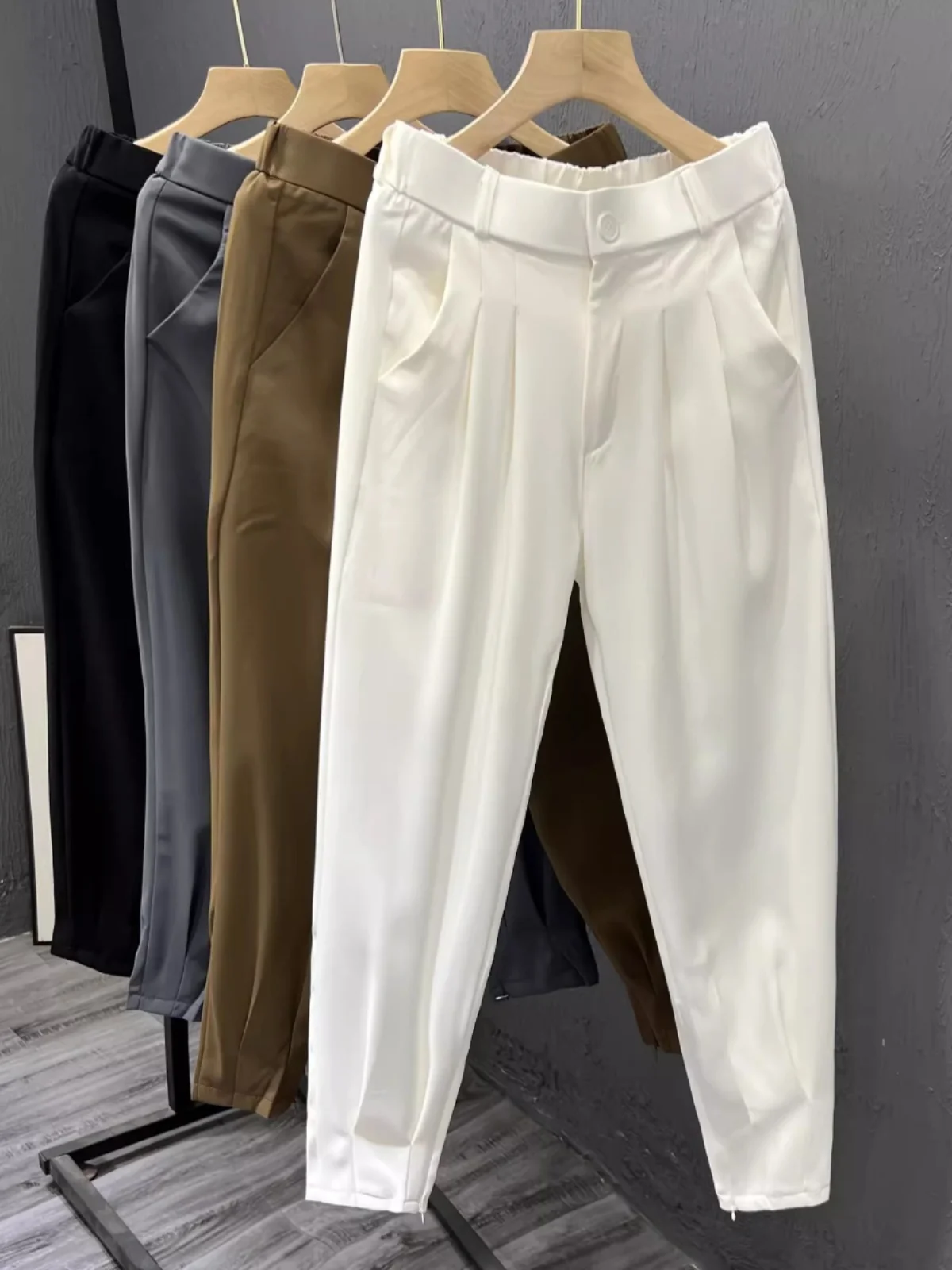 Мужские летние повседневные брюки Slim Fit из белого ледяного шелка с эластичным поясом, плиссированные, зауженные, молодежные, модные, деловые
Мужские летние повседневные брюки Slim Fit из белого ледяного шелка с эластичным поясом, плиссированные, зауженные, молодежные, модные, деловые