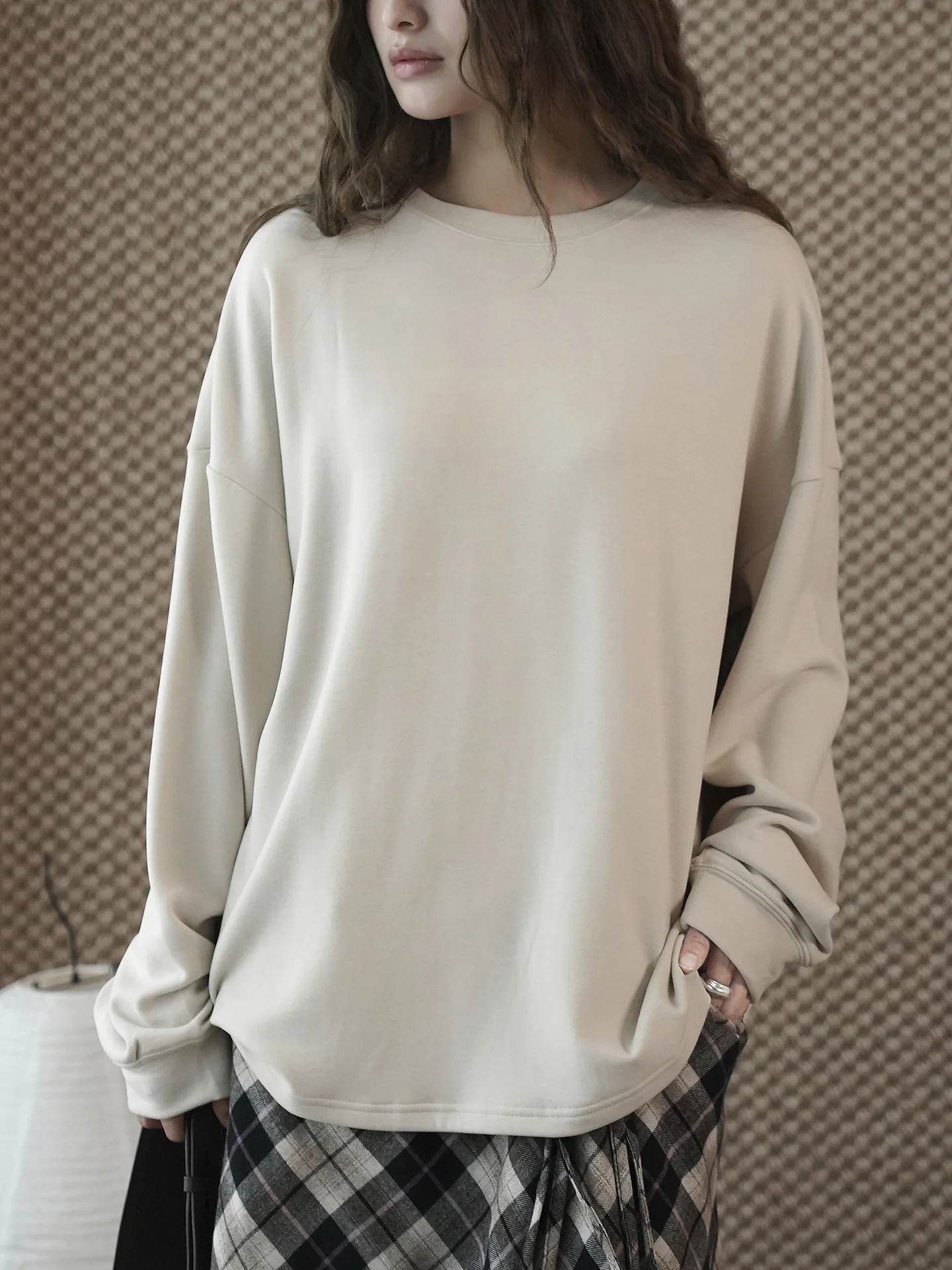 Winter new Korean version simple solid color round neck off shoulder wool sports shirt with loose and casual silhouette for wome
Winter new Korean version simple solid color round neck off shoulder wool sports shirt with loose and casual silhouette for wome